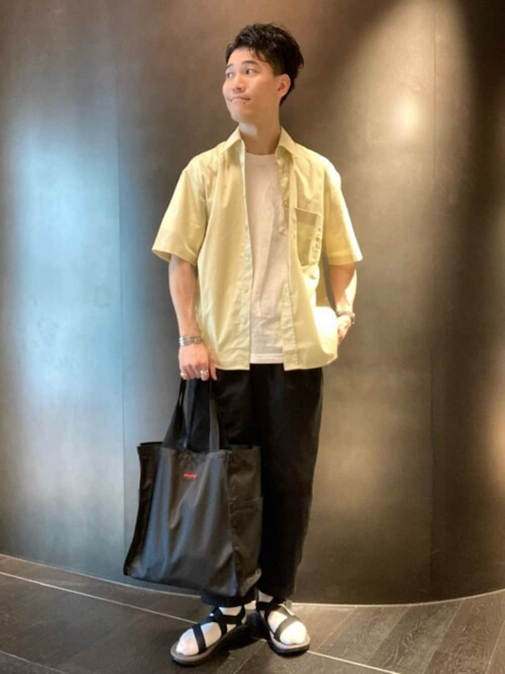 ブラック系のトートバッグ、ブラック系のサンダルを着用したメンズの夏コーディネートの1枚目の写真