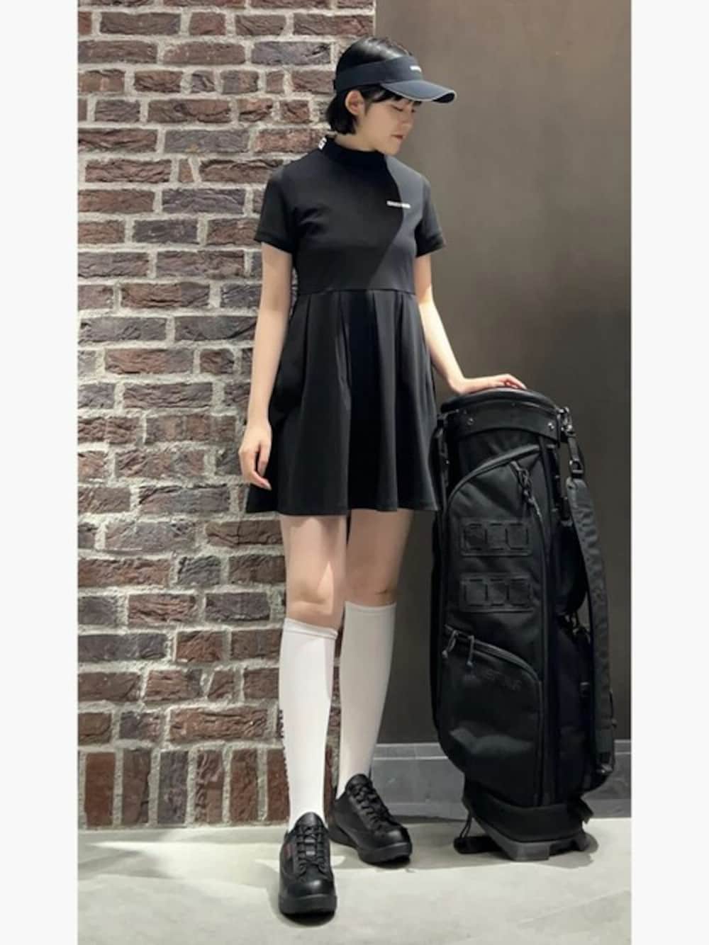 ブラック系のワンピースを着用したレディースの冬コーディネートの1枚目の写真