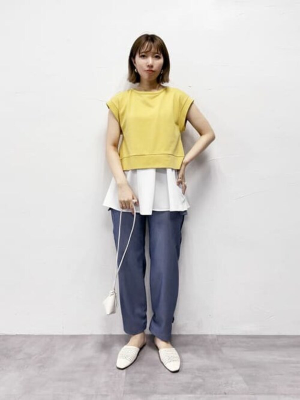イエロー系のTシャツ/カットソー、ブルー系のカーゴパンツを着用したレディースの夏コーディネートの1枚目の写真