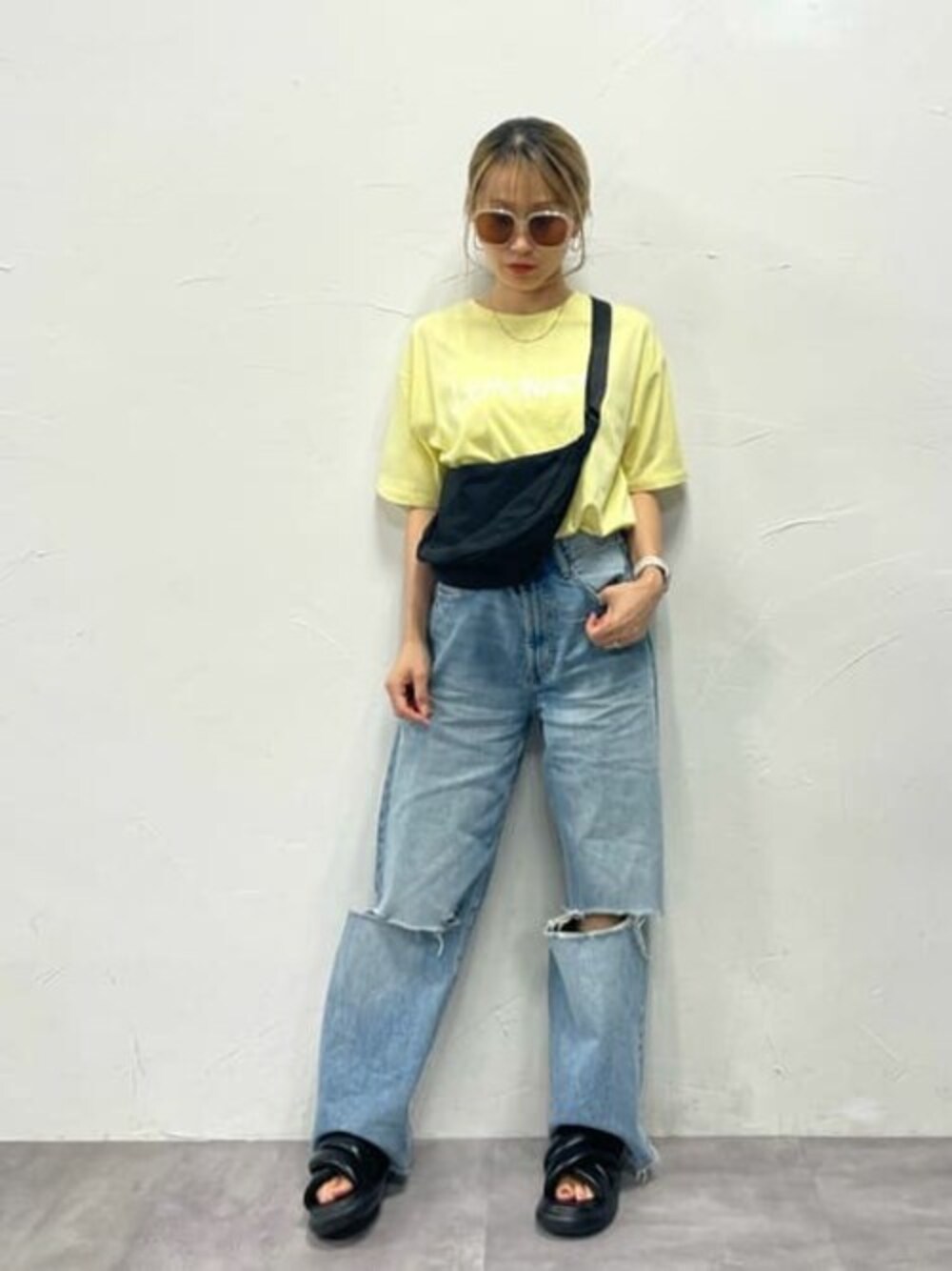イエロー系のTシャツ/カットソー、ブラック系のショルダーバッグを着用したレディースの夏コーディネートの1枚目の写真