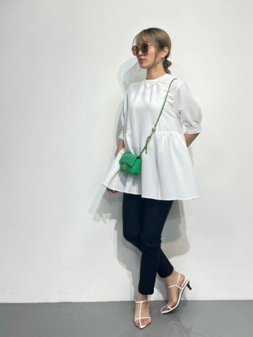 ホワイト系のシャツ/ブラウス、ブラック系のその他パンツを着用したレディースの夏コーディネートの1枚目の写真