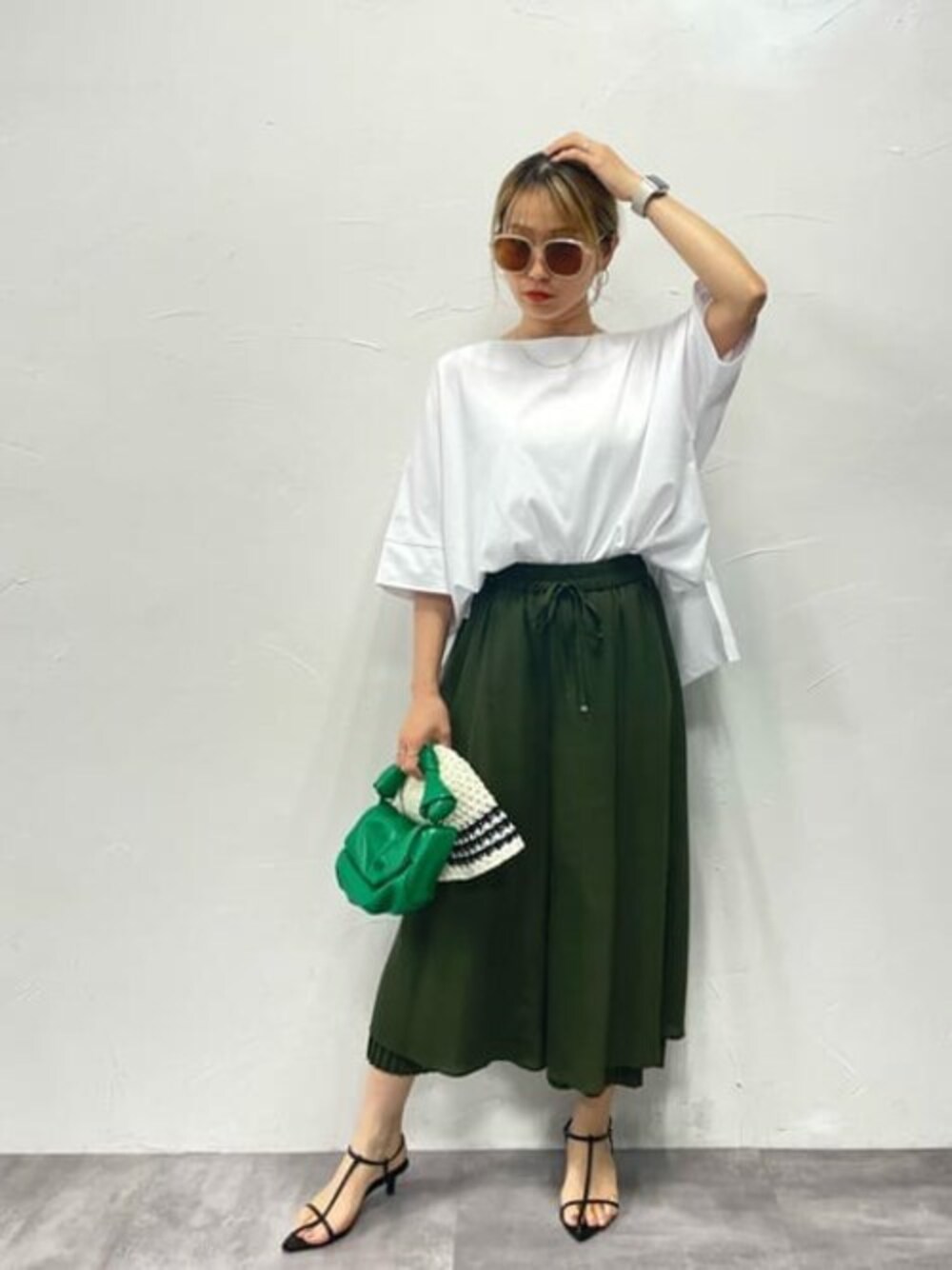 ホワイト系のTシャツ/カットソー、グリーン系のその他パンツを着用したレディースの夏コーディネートの1枚目の写真