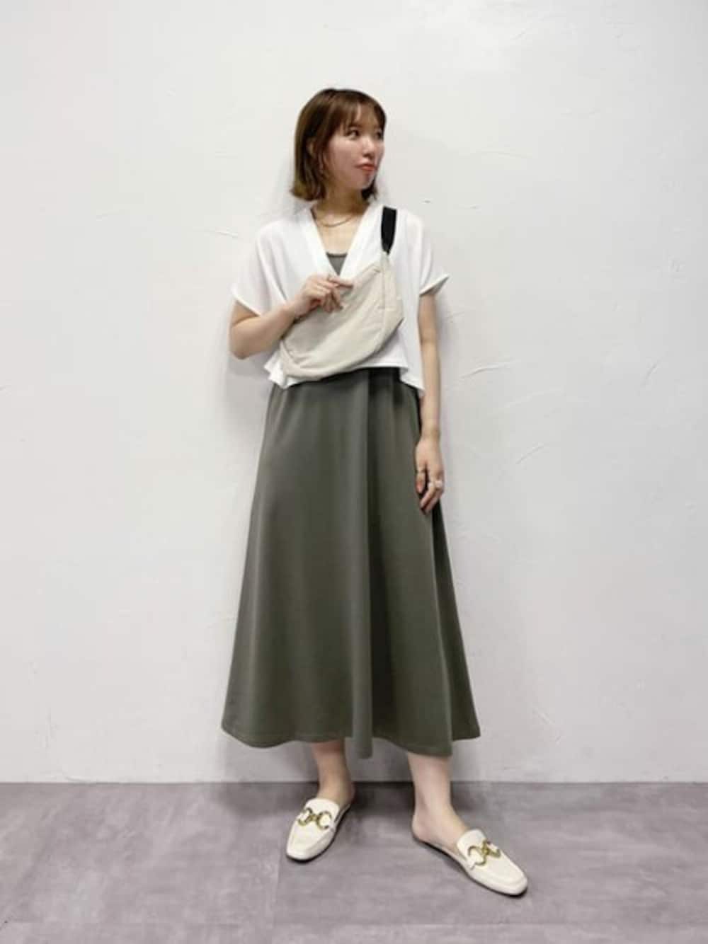 グリーン系のワンピース、ホワイト系のショルダーバッグを着用したレディースの夏コーディネートの1枚目の写真