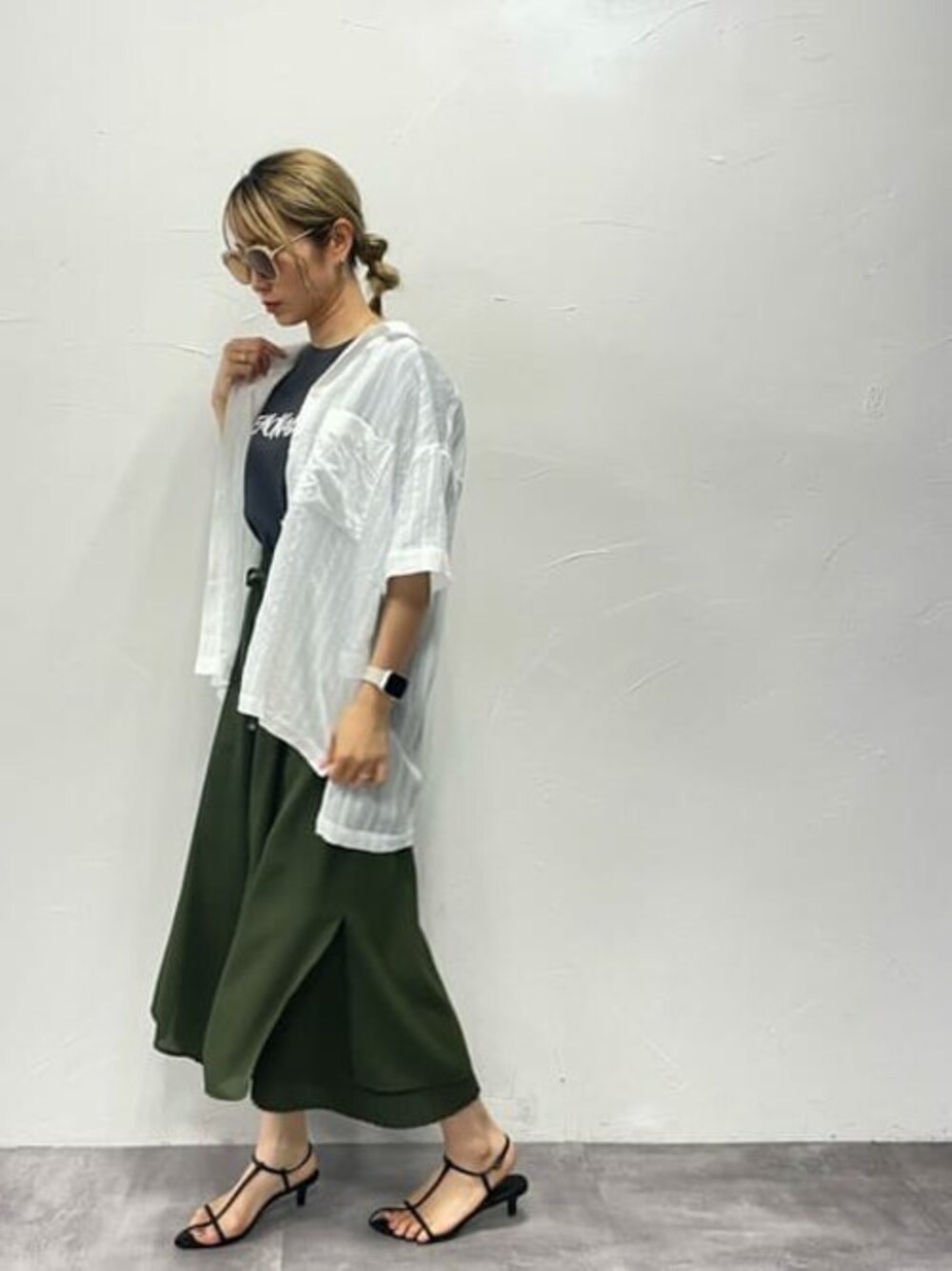 ホワイト系のシャツ/ブラウス、グレー系のTシャツ/カットソー、グリーン系のその他パンツを着用したレディースの夏コーディネートの1枚目の写真