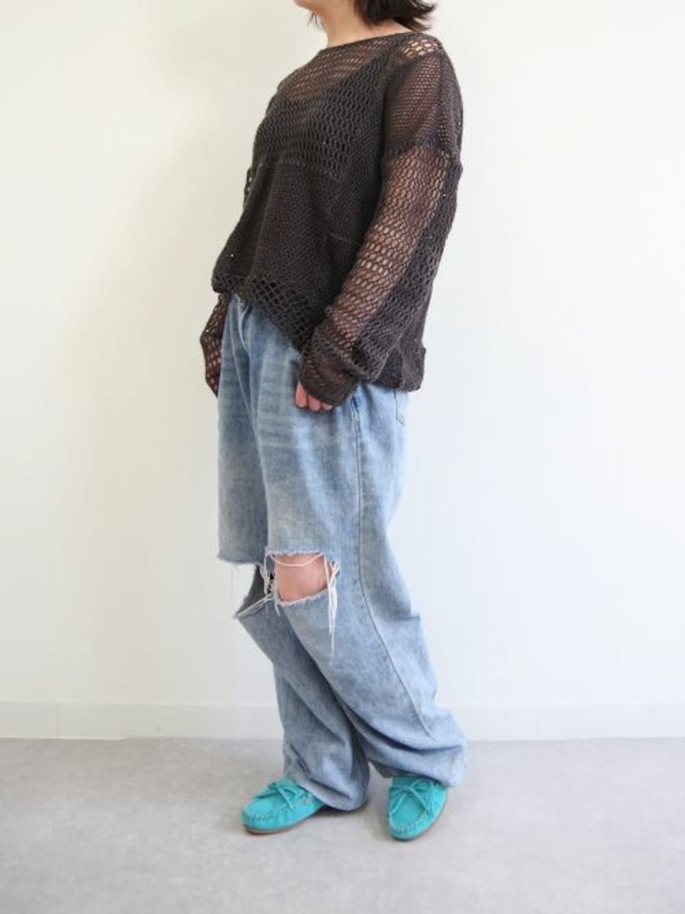 「デニム、カジュアル、ミネトンカ、モカシン、春コーデ、ミネトンカモカシン」｜「Minnetonkaの【MINNETONKA】ミネトンカ KILTY SUEDE MOC / キルティー スエード モカシン（モカシン/デッキシューズ、ブルー系）」を使った、MINNETONKAONLINESHOPさん（レディース・160cm）の春コーディネートの1枚目の写真
