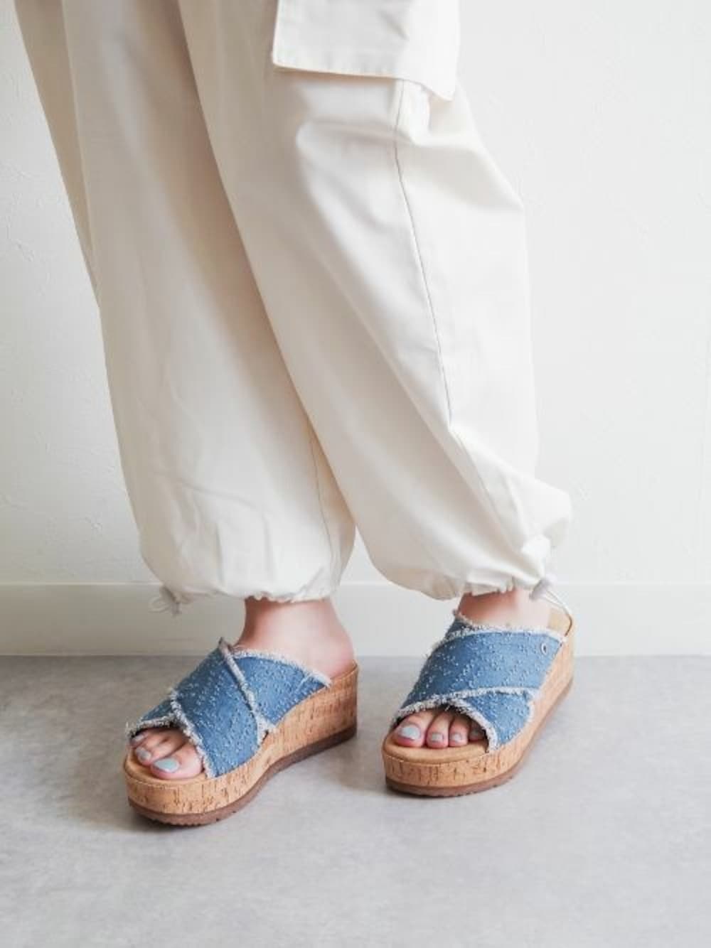 「デニム、カジュアル、ミネトンカ、minnetonka、サンダル、厚底サンダル」｜「Minnetonkaの【MINNETONKA/ミネトンカ】POSEY  ポセイ 厚底サンダル（サンダル、ブルー系）」を使った、MINNETONKAONLINESHOPさん（レディース・160cm）の春コーディネートの1枚目の写真