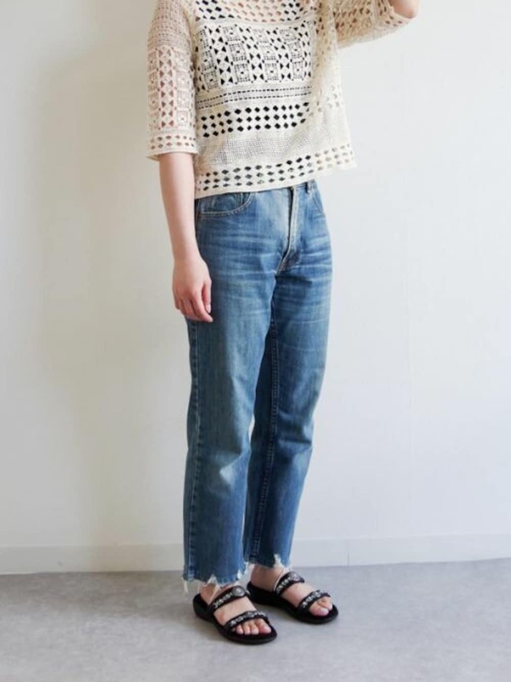 「カジュアル、ミネトンカ、ビジュー、サンダル、フラットサンダル」｜「Minnetonkaの【MINNETONKA/ミネトンカ】BRENN ビジューサンダル（サンダル、ベージュ系）」を使った、MINNETONKAONLINESHOPさん（レディース・160cm）の夏コーディネートの1枚目の写真