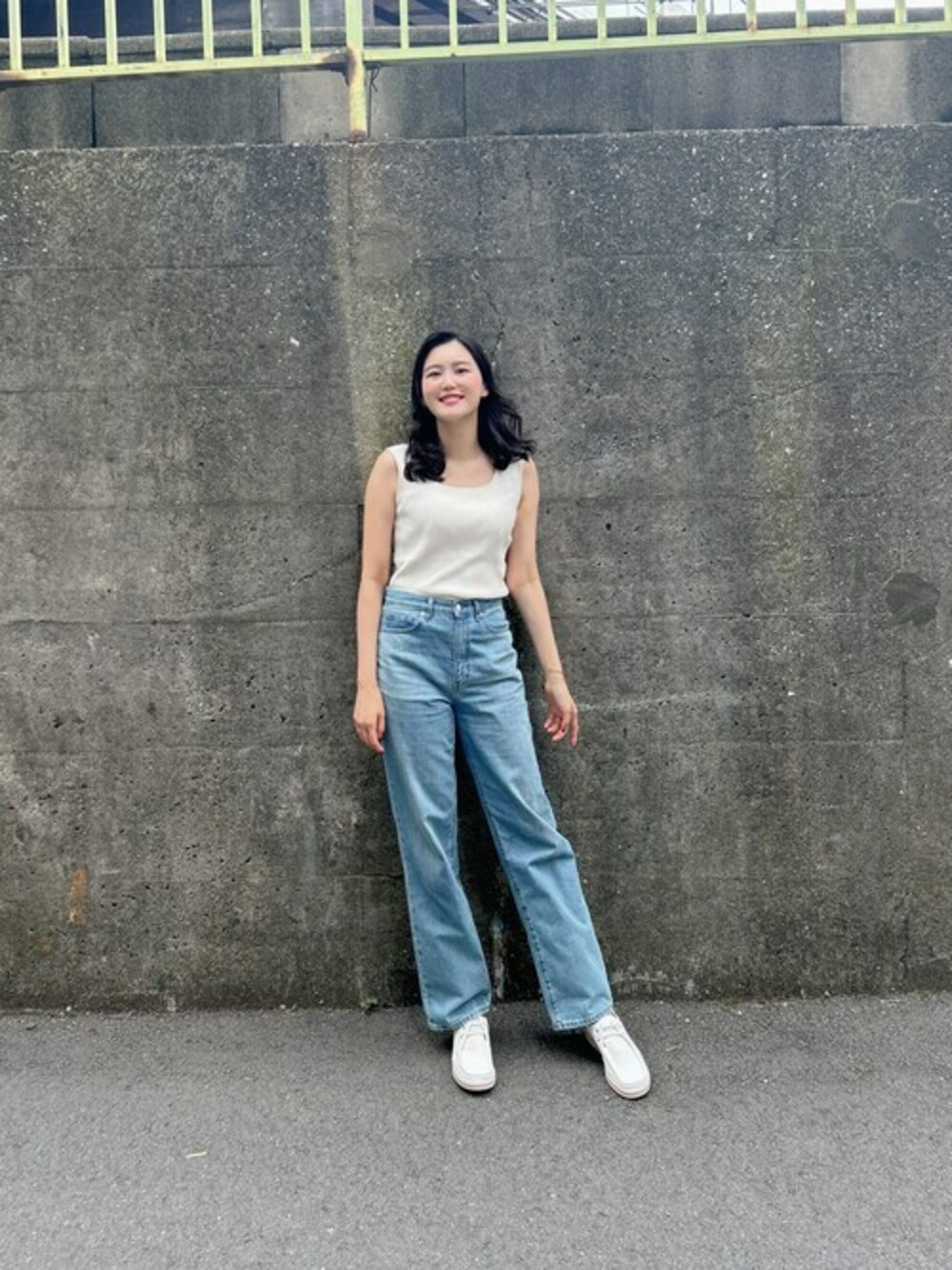 「デニム、カジュアル、ホワイト、ミネトンカ、デッキシューズ」｜「MinnetonkaのMINNETONKA（ミネトンカ） / デッキシューズ フラットシューズ 24M01（モカシン/デッキシューズ、ホワイト系）」を使った、MINNETONKAONLINESHOPさん（レディース・160cm）の夏コーディネートの1枚目の写真