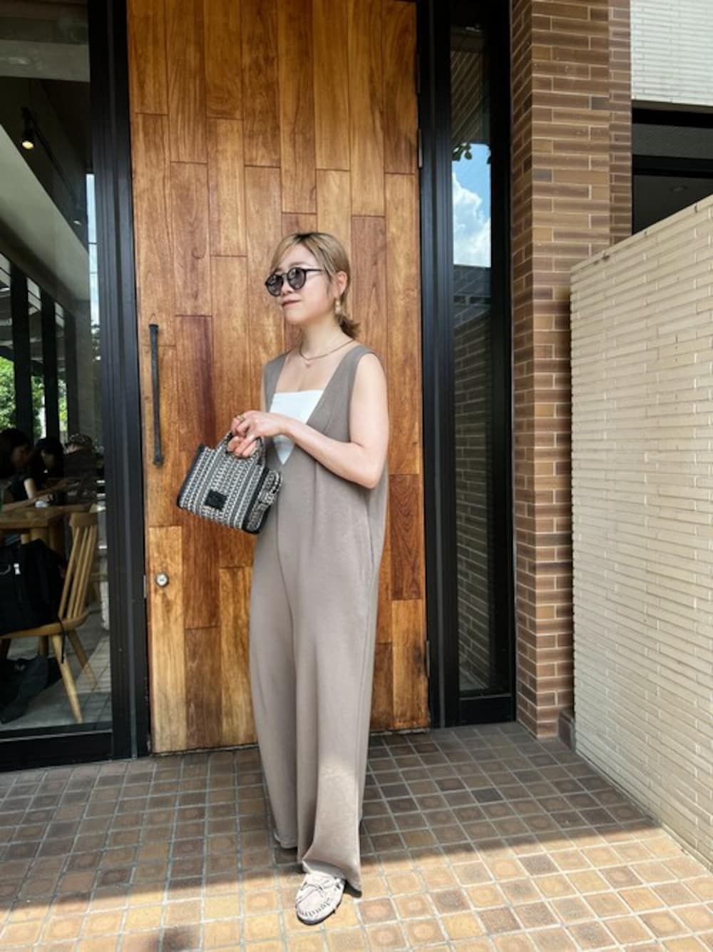 「グレー、サロペット、ミネトンカ、ミネトンカモカシン」｜「Minnetonkaの【MINNETONKA】ミネトンカ KILTY SUEDE MOC / キルティー スエード モカシン（モカシン/デッキシューズ、グレー系）」を使った、MINNETONKAONLINESHOPさん（レディース・160cm）の夏コーディネートの1枚目の写真