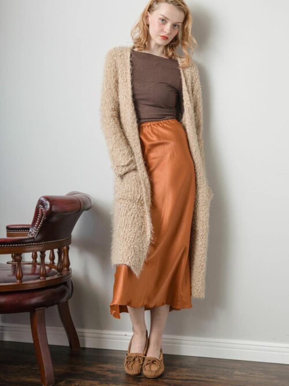 「カジュアル、ミネトンカ、革靴、モカシン、シンプルコーデ、ミネトンカモカシン」｜「Minnetonkaの【MINNETONKA】ミネトンカ KILTY SUEDE MOC / キルティー スエード モカシン（モカシン/デッキシューズ、ブルー系）」を使った、MINNETONKAONLINESHOPさん（レディース・160cm）の秋コーディネートの1枚目の写真
