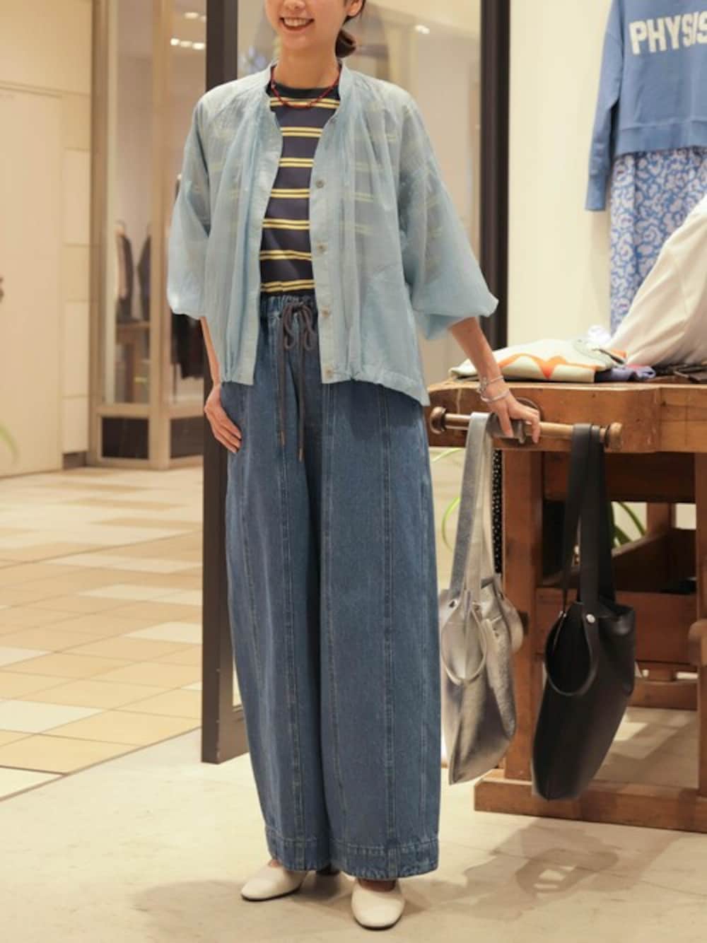 「NOMBRE IMPAIRのシアーナイロン　スタンドネックシャツブルゾン（ブルゾン、ブルー系）」を使った、uchiyama.さん（レディース・165cm）の春コーディネートの1枚目の写真