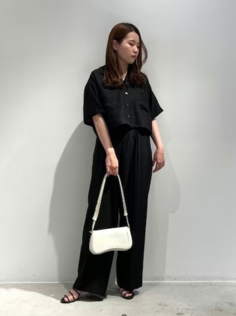 「セットアップ、LOVELESS、夏コーデ、TSURU by mariko oikawa、JW PEI、ショップスタッフの好印象コーデ、ショップスタッフのモノトーン、ショップスタッフの推しセットアップ」｜「LOVELESSのクロップトコンビシャツ（シャツ/ブラウス、ブラック系）」を使った、misakiさん（レディース・157cm）の春コーディネートの1枚目の写真