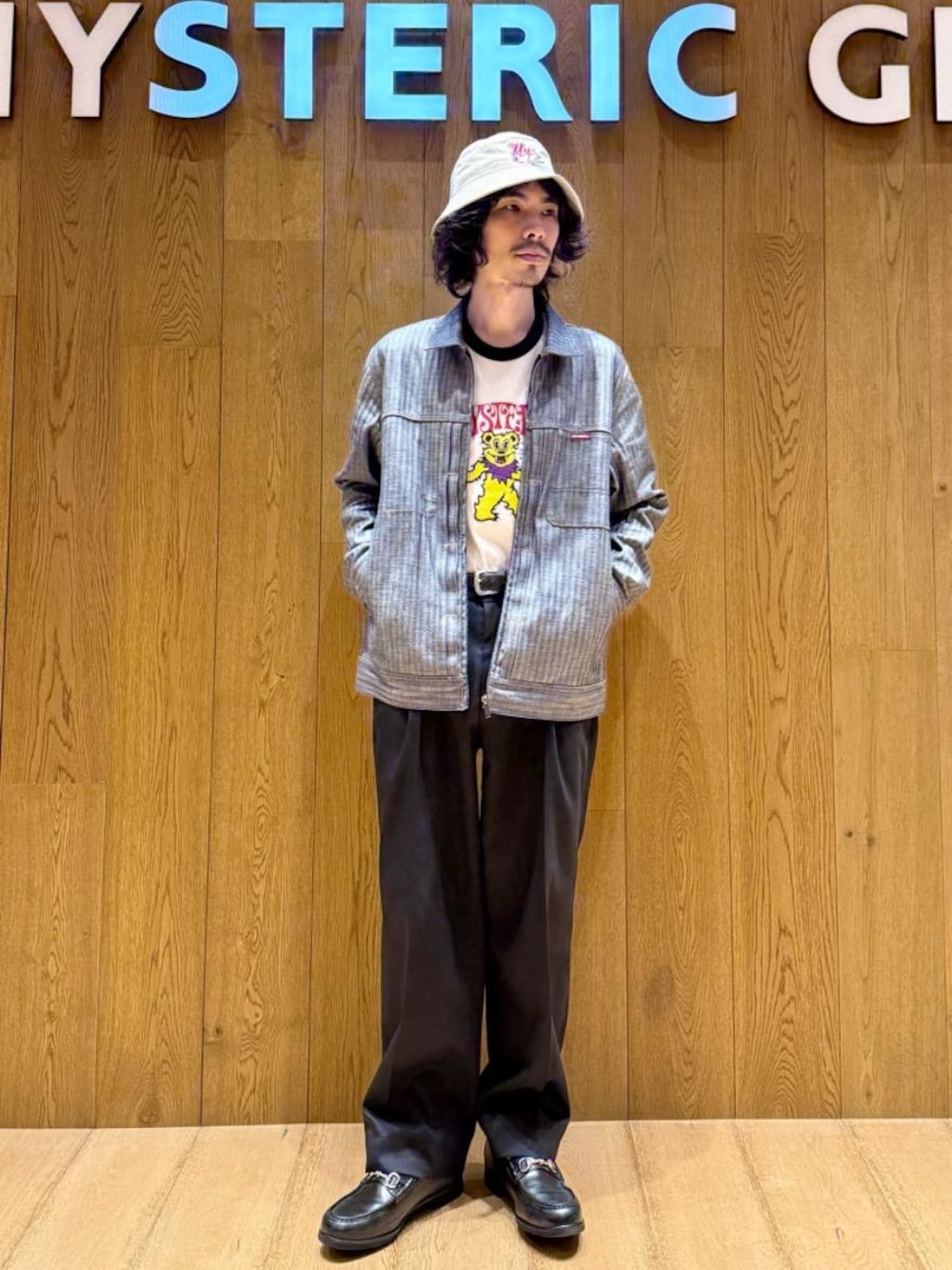 「アメカジ、デニムジャケット、スラックス、ハット、ヒステリックグラマー、リンガーTシャツ、HYSTERIC GLAMOUR」｜「HYSTERIC GLAMOURの1タックスラックスパンツ（スラックス、ブラック系）」を使った、ikechanさん（メンズ・171cm）の春コーディネートの1枚目の写真
