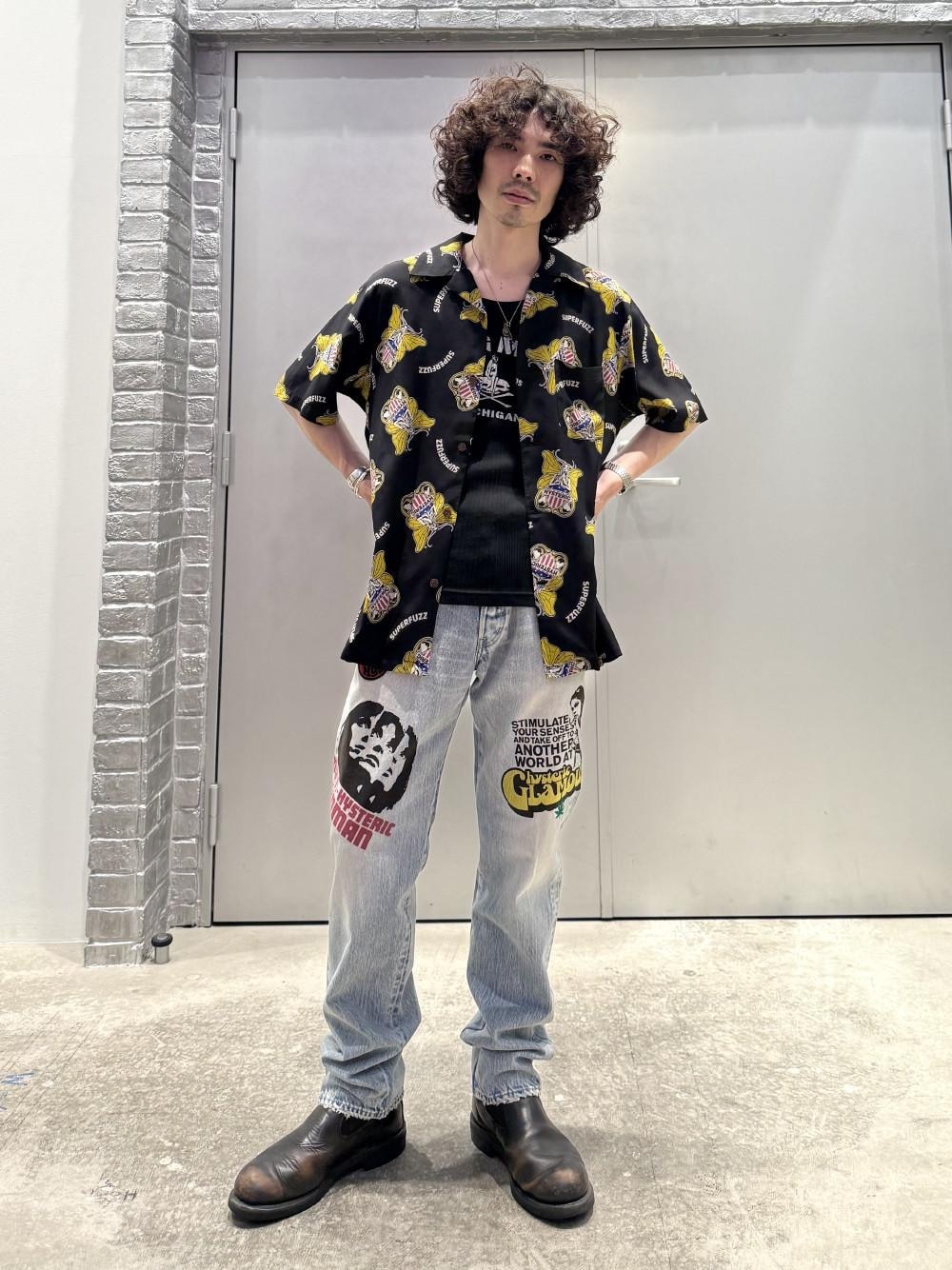 ブラック系のタンクトップ、ブラック系のシャツ/ブラウス、ブルー系のデニムパンツを着用したメンズの夏コーディネートの1枚目の写真