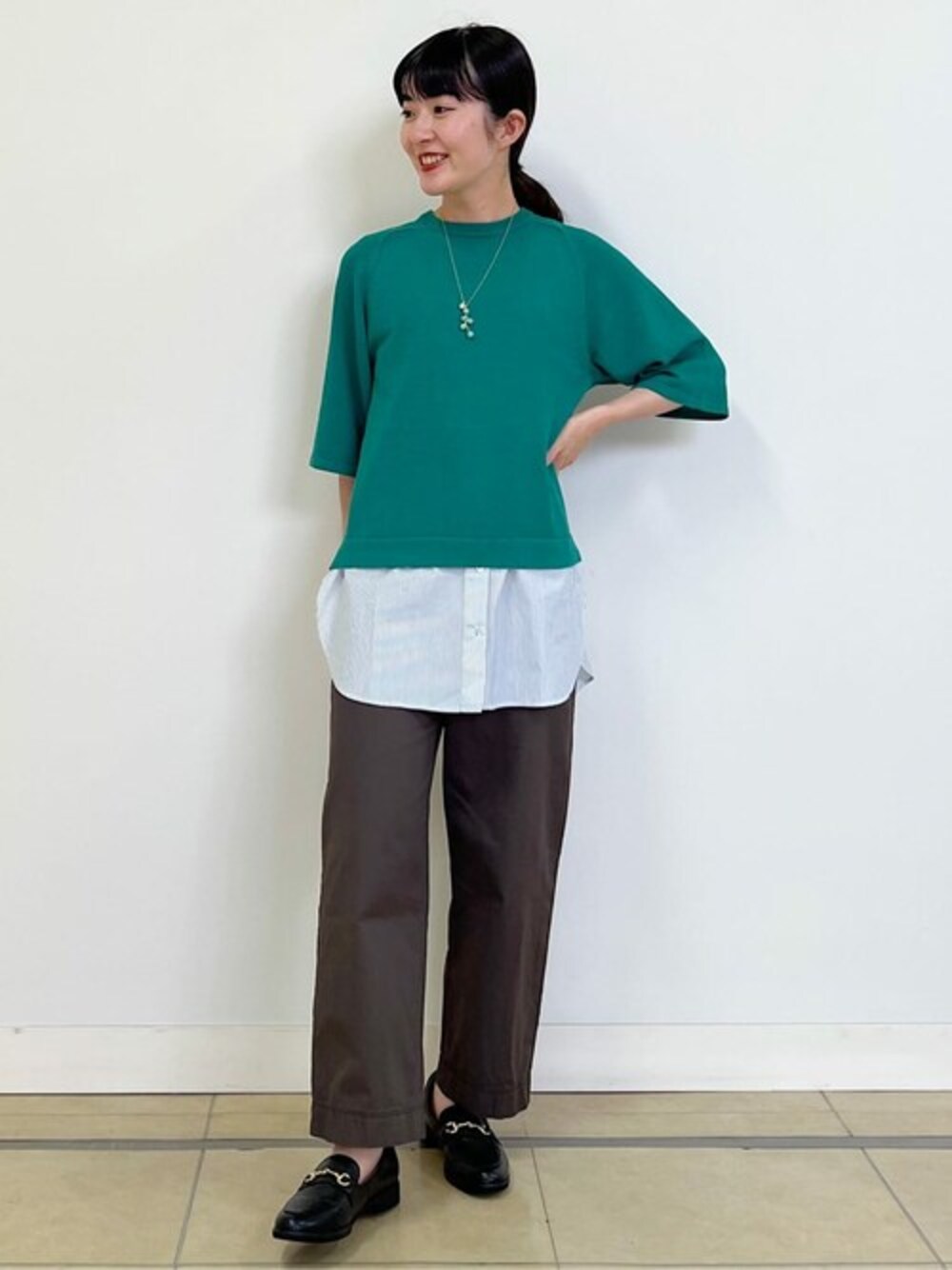 グリーン系のニット/セーター、ホワイト系のTシャツ/カットソー、ブラウン系のその他パンツを着用したレディースの夏コーディネートの1枚目の写真