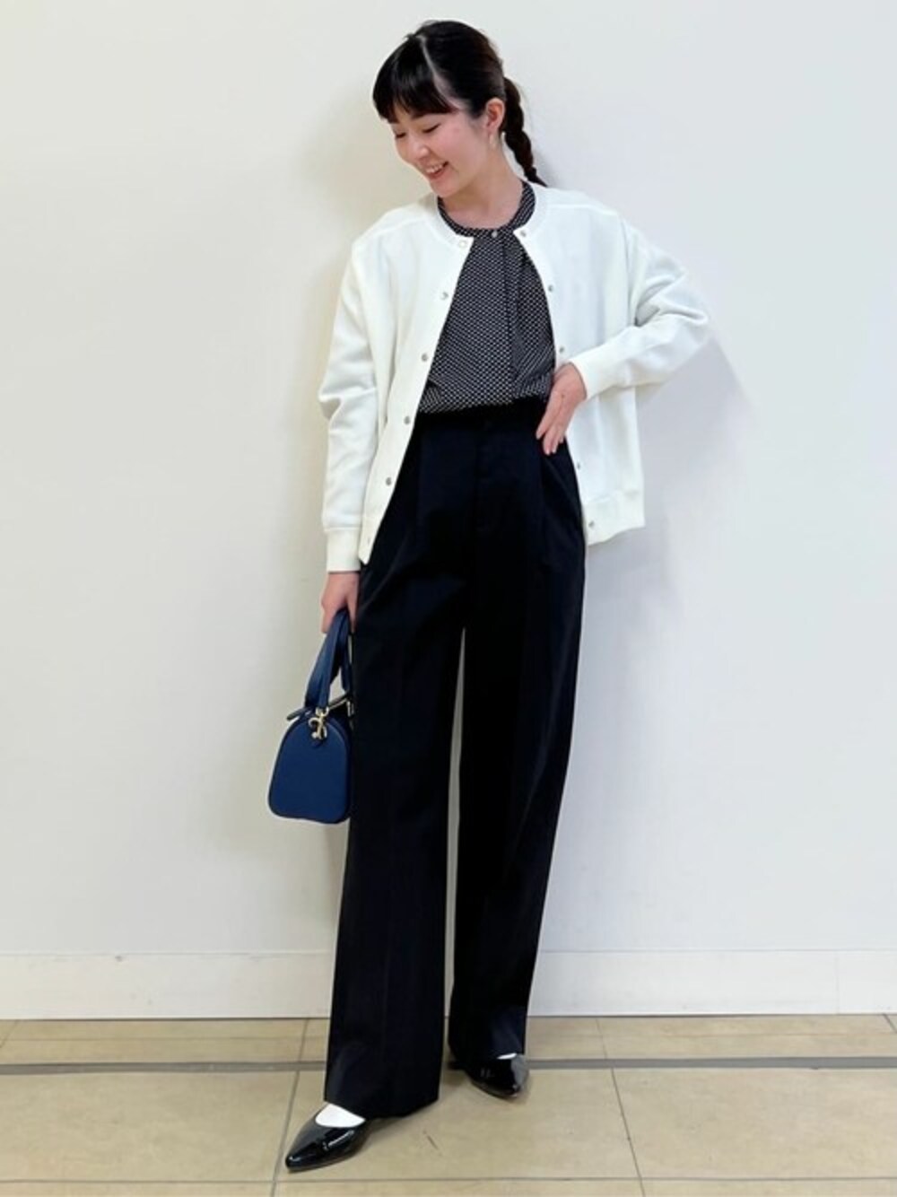 ホワイト系のカーディガン/ボレロ、ブルー系のシャツ/ブラウス、ブラック系のその他パンツを着用したレディースの春コーディネートの1枚目の写真