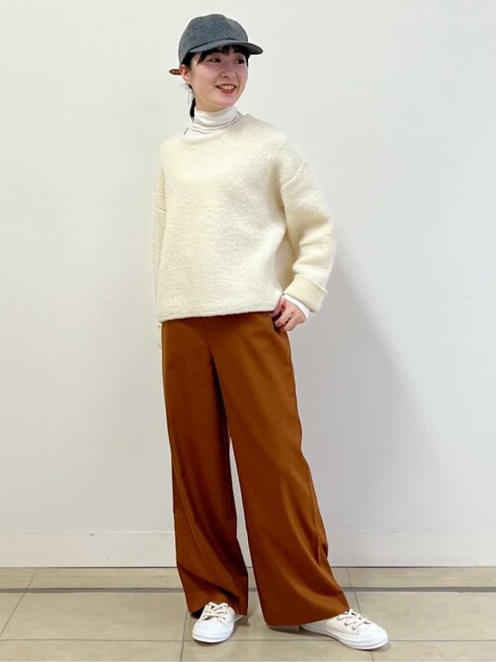 「ニット、カジュアル、シンプル、キャップ、冬コーデ、大人カジュアル、お出かけコーデ、大人コーデ、パンツスタイル、リラックススタイル」｜「human womanの◆接結ブークレニットプルオーバー（ニット/セーター、ホワイト系）」を使った、natsukiさん（レディース・156cm）の冬コーディネートの1枚目の写真
