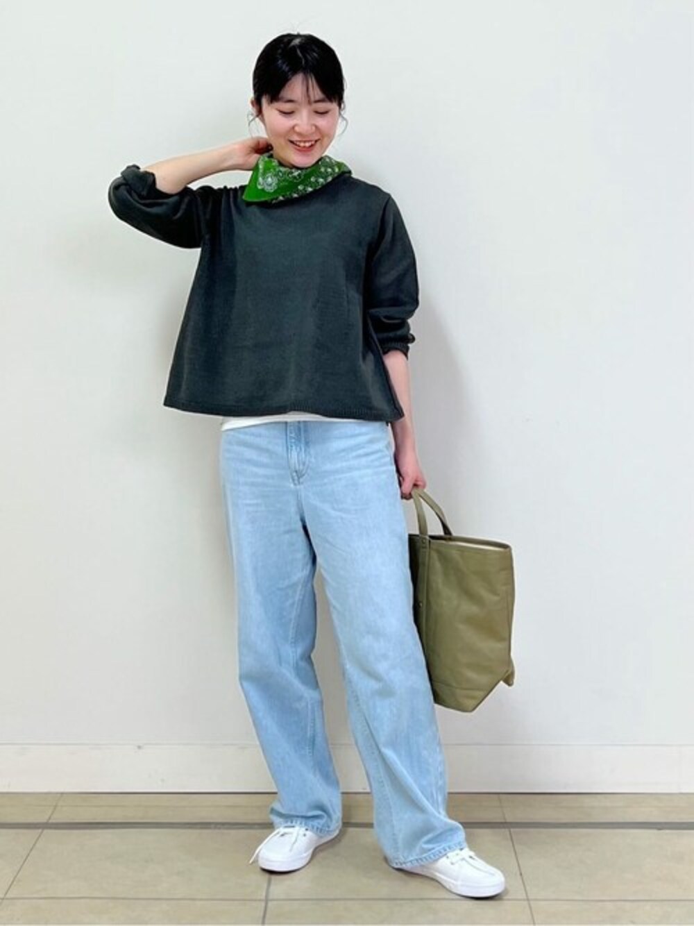 「スニーカー、カジュアル、スカーフ、大人カジュアル、デニムパンツ、お出かけコーデ、大人コーデ、パンツスタイル、シンプルコーデ、春コーデ」｜「human womanの◆オーガニック丸胴タンクトップ（タンクトップ、ホワイト系）」を使った、natsukiさん（レディース・156cm）の春コーディネートの1枚目の写真