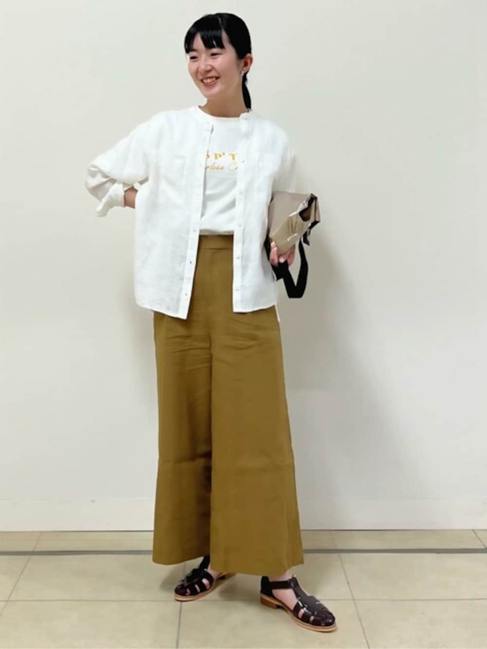 「トートバッグ、カジュアル、シンプル、Tシャツ、大人カジュアル、お出かけコーデ、リネン、大人コーデ、パンツスタイル、グルカサンダル」｜「human womanの◆ハードマンリネンブラウス（シャツ/ブラウス、ホワイト系）」を使った、natsukiさん（レディース・156cm）の春コーディネートの1枚目の写真