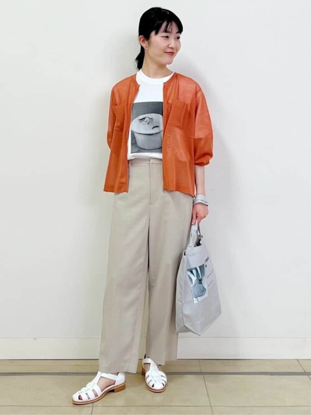 「カジュアル、シンプル、Tシャツ、オレンジ、大人カジュアル、お出かけコーデ、大人コーデ、パンツスタイル、ネコ、夏コーデ」｜「human womanの◆シアーハイゲージニットジップアップカーディガン（カーディガン/ボレロ、オレンジ系）」を使った、natsukiさん（レディース・156cm）の夏コーディネートの1枚目の写真