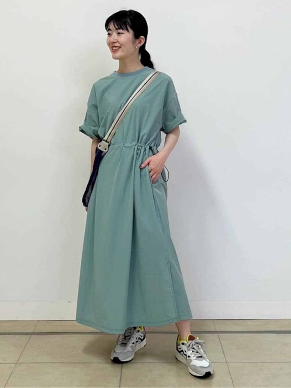 「スニーカー、ワンピース、カジュアル、シンプル、グリーン、大人カジュアル、休日スタイル、お出かけコーデ、大人コーデ、KELTY」｜「KELTYの◆【KELTY×human woman】　Ｔシャツワンピース（ワンピース、グリーン系）」を使った、natsukiさん（レディース・156cm）の夏コーディネートの1枚目の写真