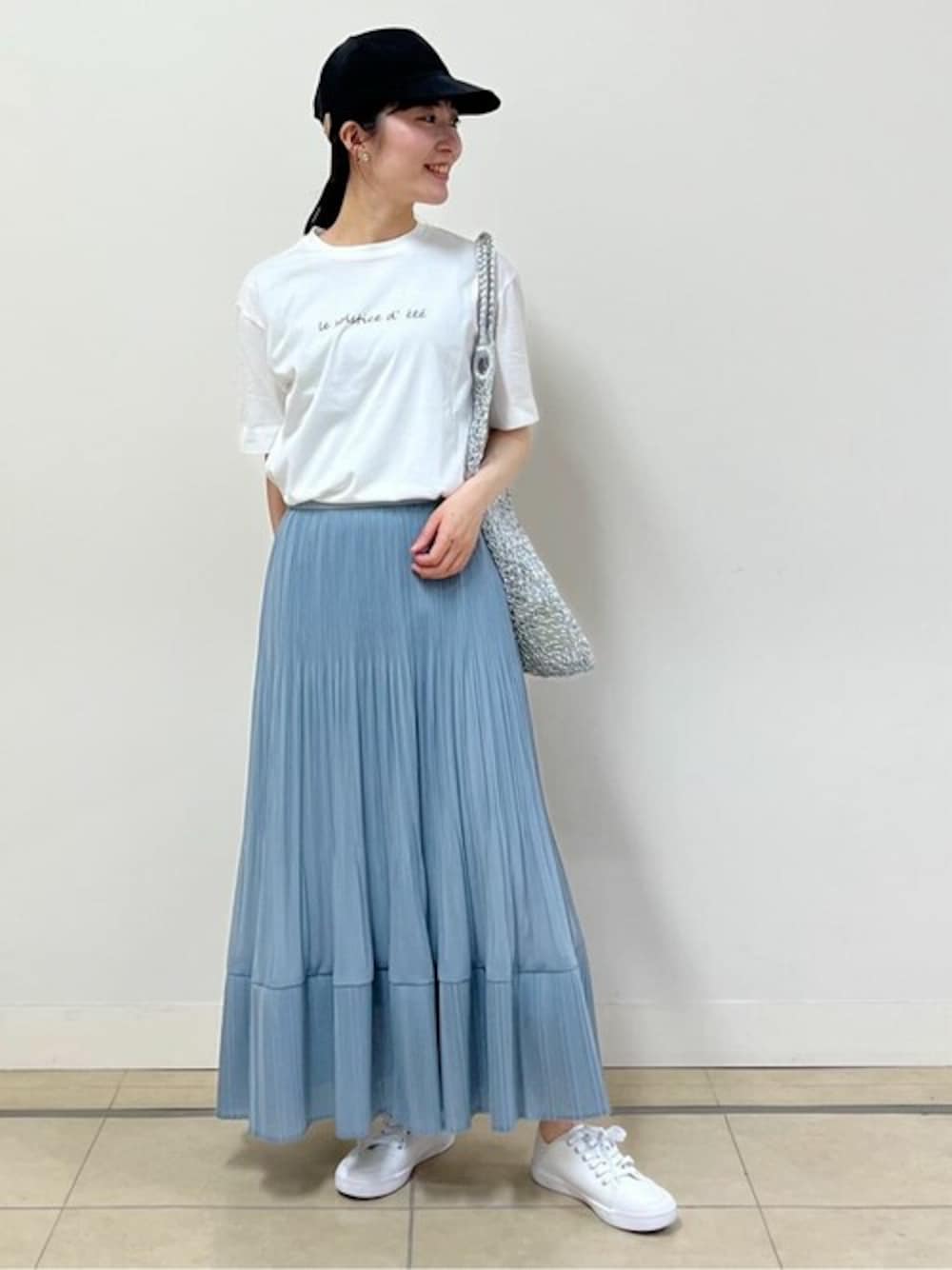 「シンプル、キャップ、Tシャツ、大人カジュアル、休日スタイル、お出かけコーデ、大人コーデ、プリーツスカート、きれいめカジュアル、夏コーデ」｜「human womanの◆メッセージロゴプリントＴシャツ（Tシャツ/カットソー、ホワイト系）」を使った、natsukiさん（レディース・156cm）の夏コーディネートの1枚目の写真