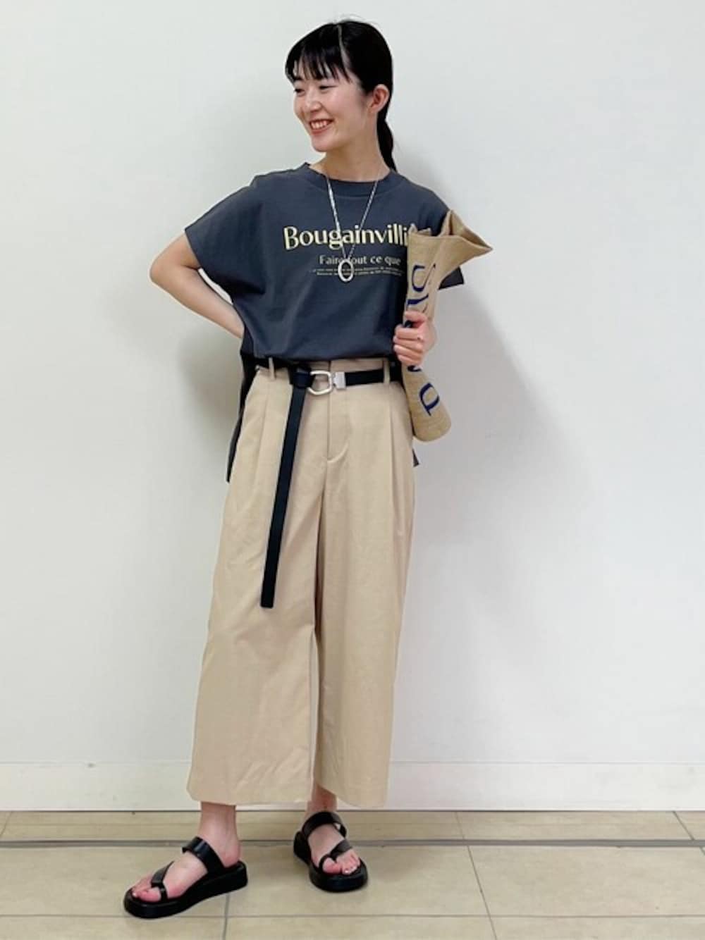 「カジュアル、シンプル、Tシャツ、大人カジュアル、ワイドパンツ、お出かけコーデ、サンダル、大人コーデ、パンツスタイル、夏コーデ」｜「human womanの◆ロゴプリントプレーティングBIG Tシャツ（Tシャツ/カットソー、グレー系）」を使った、natsukiさん（レディース・156cm）の夏コーディネートの1枚目の写真