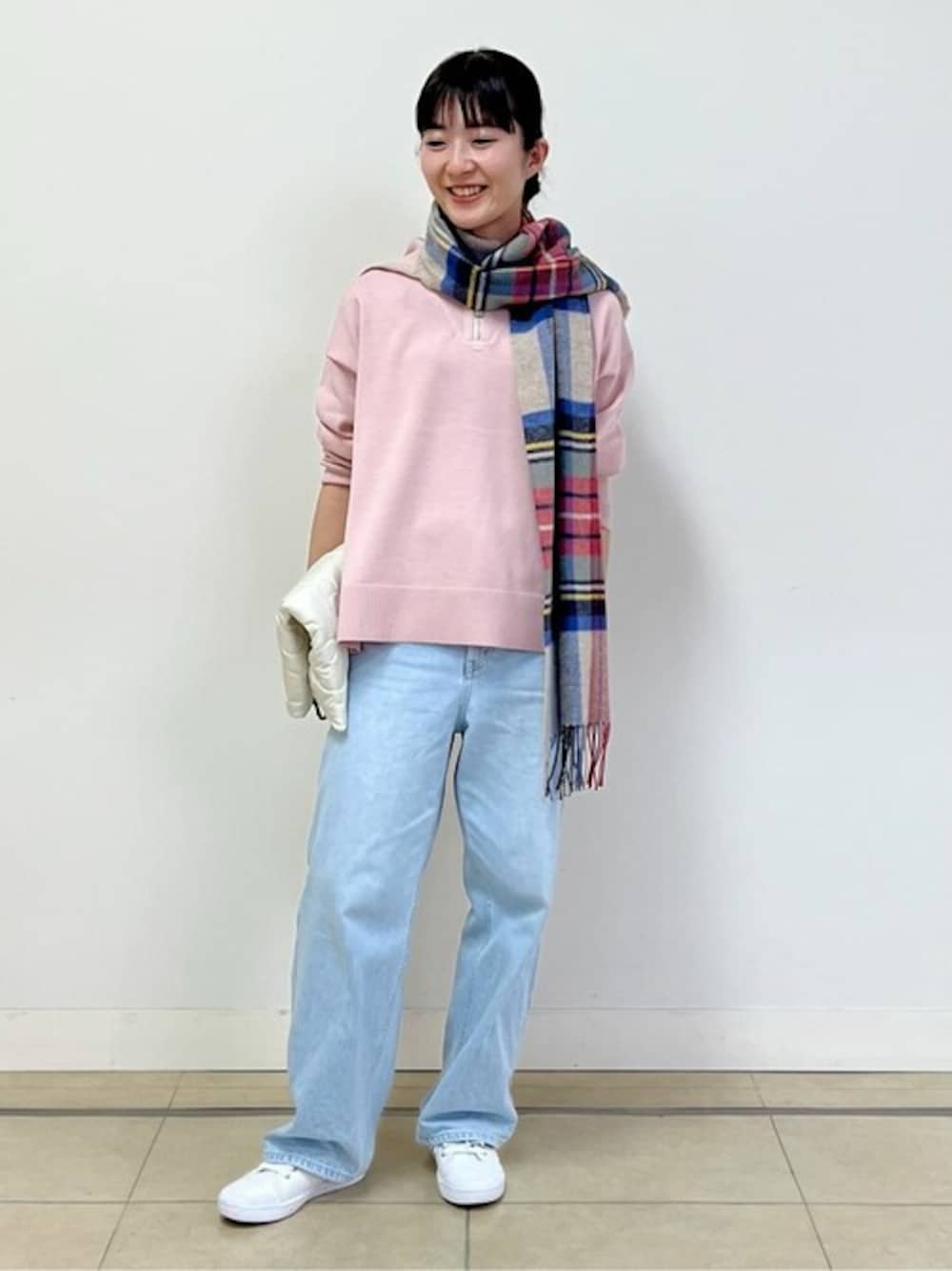 「ニット、デニム、ピンク、チェックストール、大人カジュアル、お出かけコーデ、大人コーデ、パンツスタイル、シンプルコーデ、ハーフジップ」｜「human womanの◆セーラーカラージップアッププルオーバー（ニット/セーター、ピンク系）」を使った、natsukiさん（レディース・156cm）の冬コーディネートの1枚目の写真