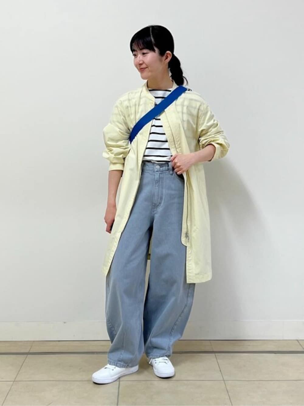 「デニム、カジュアル、ボーダー、大人カジュアル、お出かけコーデ、大人コーデ、パンツスタイル、スプリングコート、春コーデ、カービーデニム」｜「human womanの◆コットンナイロンダンプスタンドカラーコート（ノーカラーコート、イエロー系）」を使った、natsukiさん（レディース・156cm）の春コーディネートの1枚目の写真