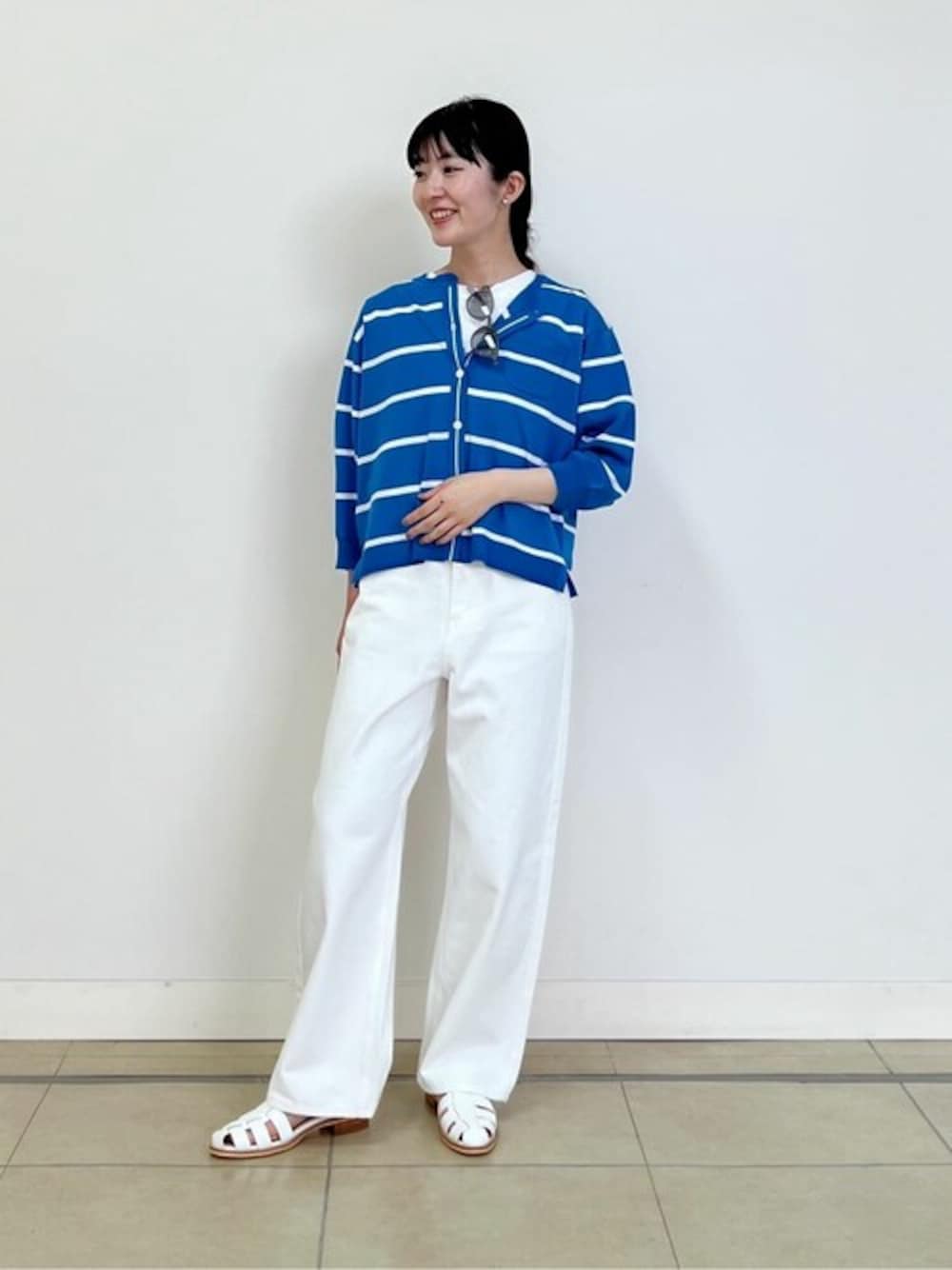 「カーディガン、ボーダー、Tシャツ、大人カジュアル、サンダル、大人コーデ、パンツスタイル、シンプルコーデ、夏コーデ、骨格ウェーブ」｜「human womanの◆ランダムボーダーカーディガン（カーディガン/ボレロ、ブルー系）」を使った、natsukiさん（レディース・156cm）の春コーディネートの1枚目の写真