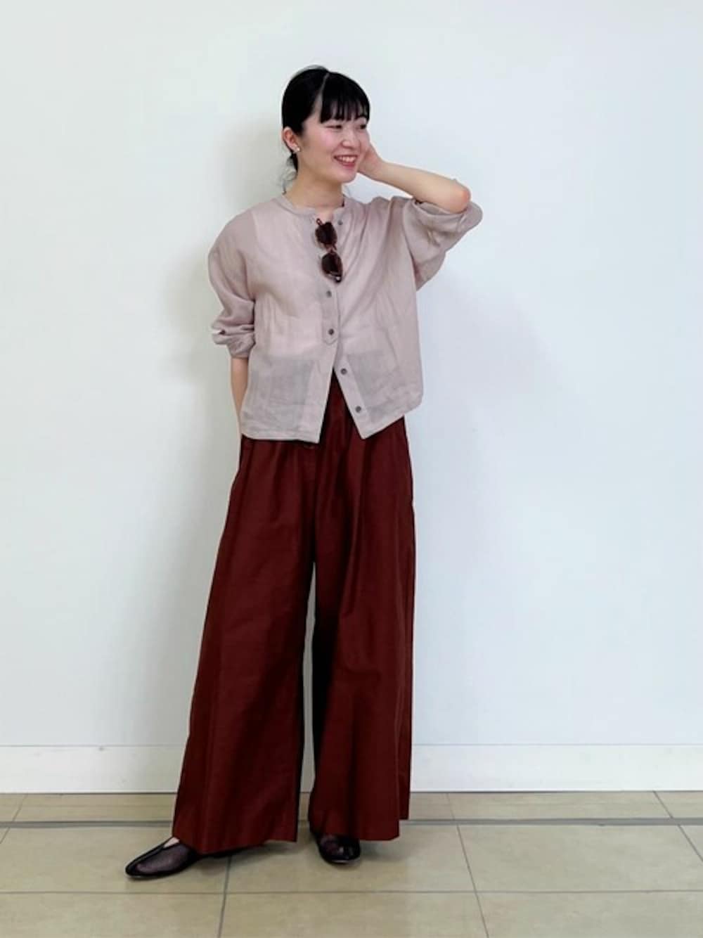 「ブラウス、カジュアル、大人カジュアル、ワイドパンツ、お出かけコーデ、大人コーデ、シンプルコーデ、シャツスタイル、夏コーデ、骨格ウェーブ」｜「human womanの◆ラミーバンドカラーシャツブラウス（シャツ/ブラウス、ピンク系）」を使った、natsukiさん（レディース・156cm）の春コーディネートの1枚目の写真