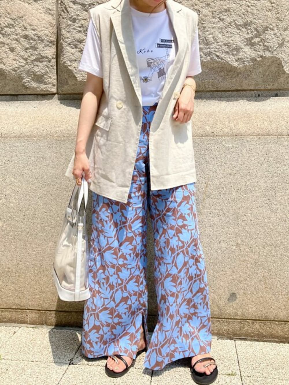 「ベスト、ジレ、PVC、プリントパンツ、白Tシャツ、イラストT、ジレスタイル、NICOLAS LAINAS、ベストコーデ、pvcバッグ」｜「NOLLEY’Sの麻混ストレッチジレ（ベスト、ベージュ系）」を使った、nol ayumiさん（レディース・157cm）の夏コーディネートの1枚目の写真