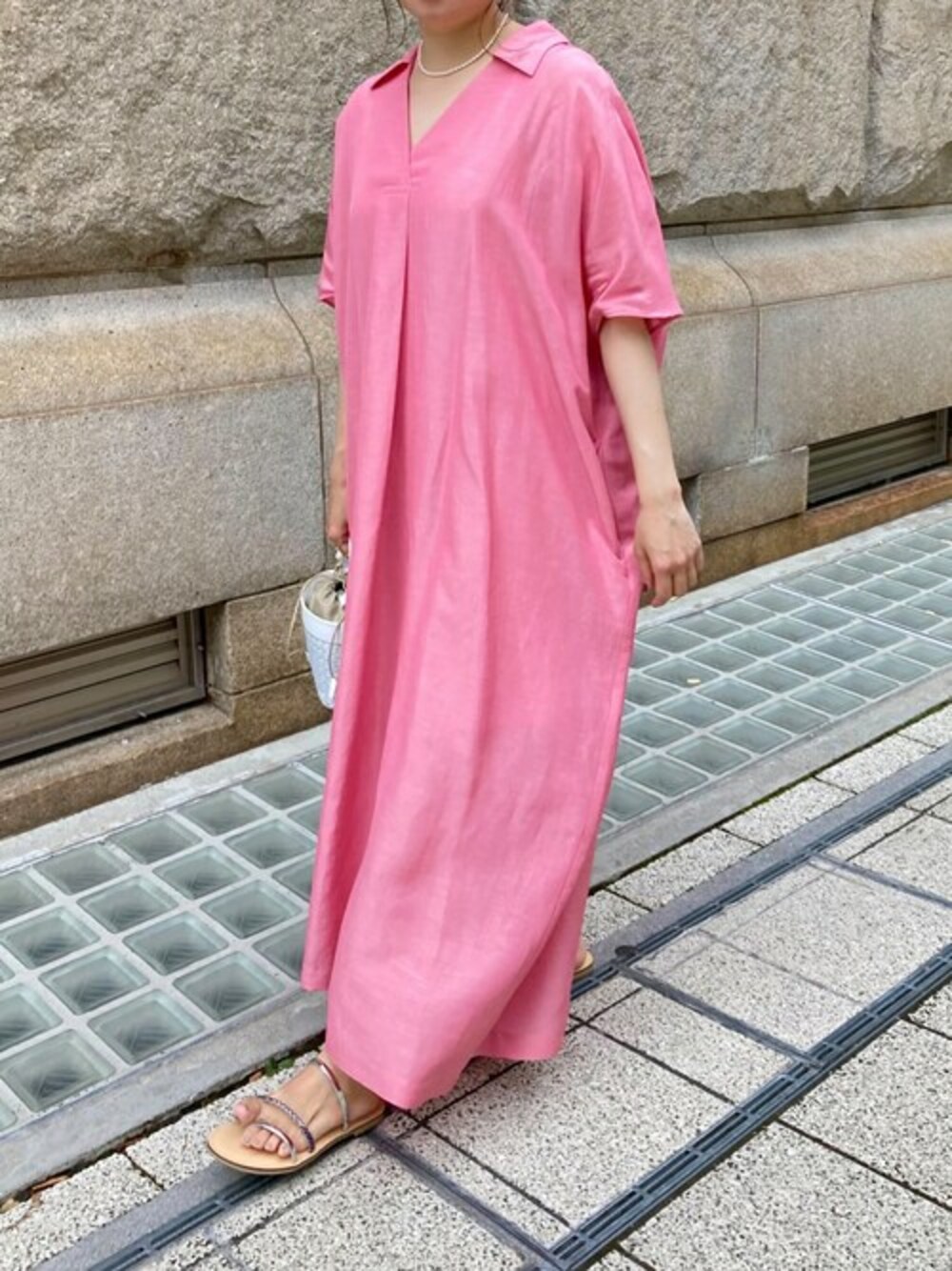 「ワンピース、パールネックレス、リラックススタイル、パールアクセ、ピンクワンピ、ピンクコーデ、リネンワンピース、ピンクワンピース、NICOLAS LAINAS、LAURA DI MAGGIO」｜「NOLLEY’Sのアセテートリネンスキッパーワンピース（ワンピース、ピンク系）」を使った、nol ayumiさん（レディース・157cm）の夏コーディネートの1枚目の写真