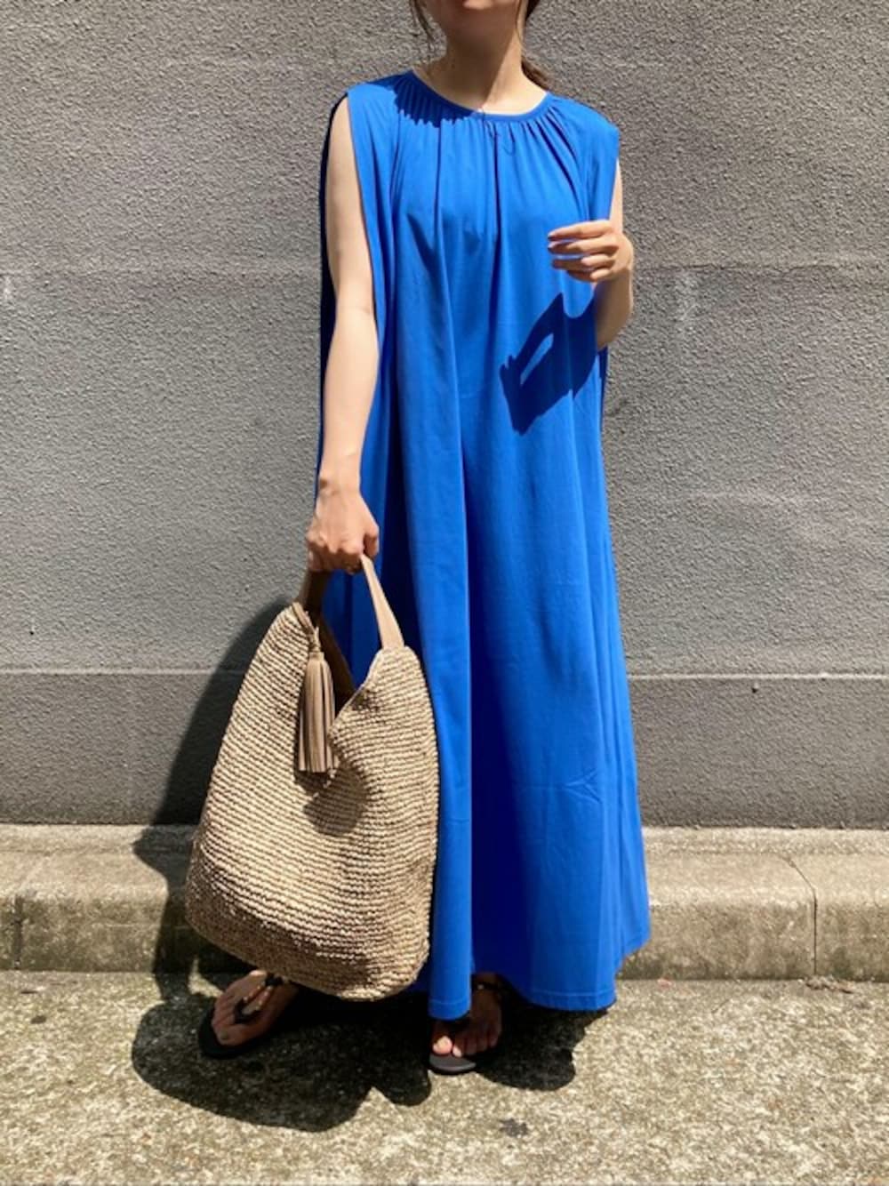 「かごバッグ、ブルーコーデ、ノースリーブワンピース、カットワンピース、VIOLA d'ORO、grendha、ブルーワンピース、雑材バッグ、ヴィオラドーロ、PVCサンダル」｜「NOLLEY’Sの【VIOLAｄ’ORO/ ヴィオラドーロ】ラフィアワンショルダートートバッグ（トートバッグ、ベージュ系）」を使った、nol ayumiさん（レディース・157cm）の夏コーディネートの1枚目の写真