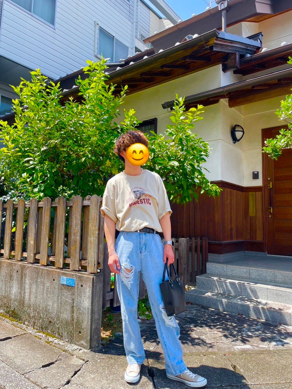 「夏コーデ、シンプルコーデ、シンプルスタイル、カジュアルコーデ、シンプル、Tシャツ、休日スタイル、スニーカーコーデ、おしゃれさんと繋がりたい、夏だ！Tシャツ着よう！、ラフコーデ、キレイめカジュアル、ストリートコーデ、プチプラ、ジーンズ」｜「SHEENのアイテム（Tシャツ/カットソー、ベージュ系）」を使った、t.kurokawaさん（メンズ・169cm）の夏コーディネートの1枚目の写真