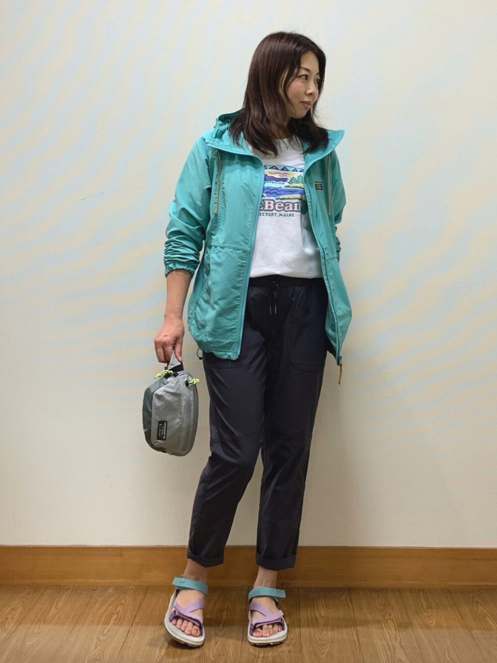 グリーン系のジャケット/アウター、グレー系のその他パンツ、パープル系のサンダルを着用したレディースの夏コーディネートの1枚目の写真