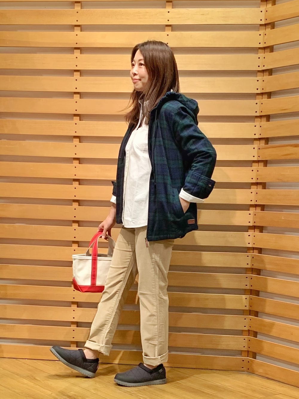 ホワイト系のシャツ/ブラウス、ベージュ系のパンツ、ブラック系のスリッポンを着用したレディースの秋コーディネートの1枚目の写真