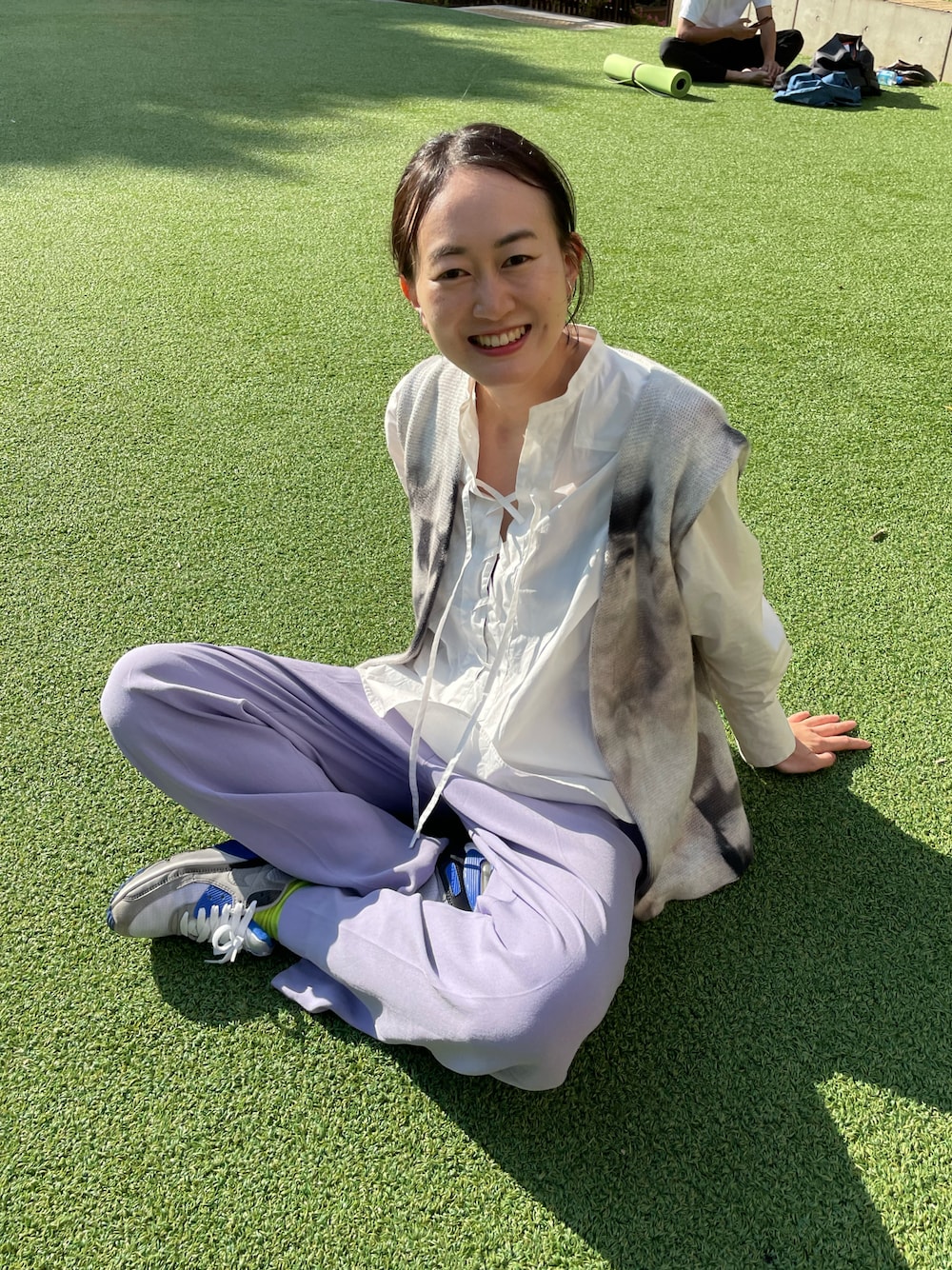 「公園スタイル、ニットベスト、ニットベスト×シャツ、カラーパンツ、レイヤードスタイル、レイヤード、カラー×コーデ、ビタミンカラー、ピスタチオ、一点物、シャツコーデ、NIKE、NIKE AIR MAX、カラーソックス、高身長女子」｜「NIKEのNIKE ナイキ W AIR MAX 90 CD0490-100 WHITE/PARTICLE GREY-HYPER ROYAL-BLACK（スニーカー、ブルー系）」を使った、🌈もろちゃんのもろもろ🌈さん（レディース・168cm）の春コーディネートの1枚目の写真