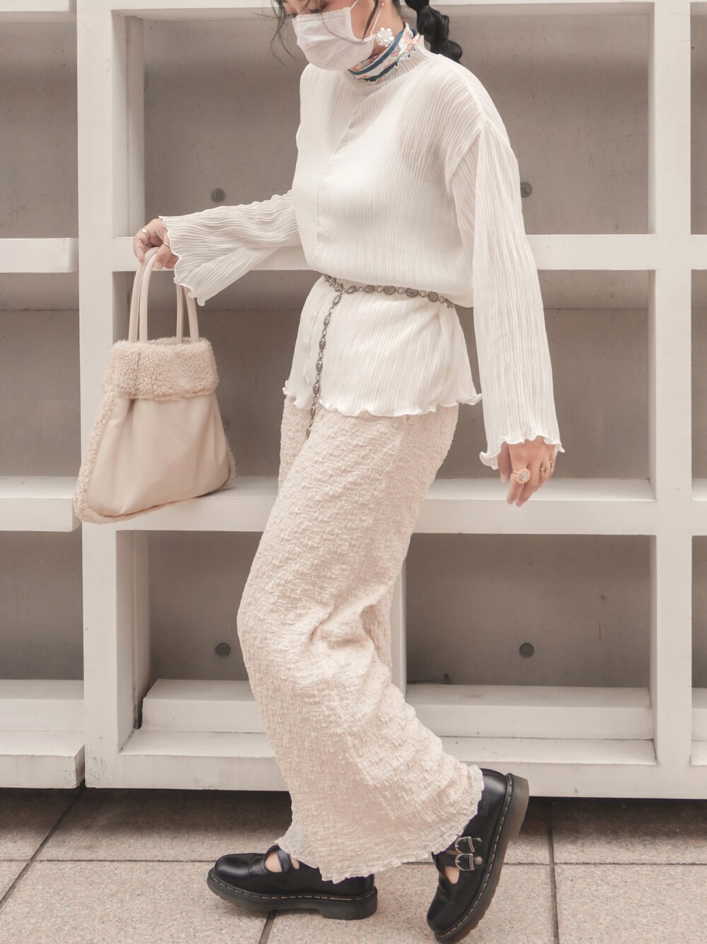 「ootd、貳咿穿衣、Dr.Martens、SENSEOFPLACE、earth music&ecology、GUコーデ、BEAMS、日系、穿搭、日常」｜「SENSE OF PLACE by URBAN RESEARCHの2WAYエコムートントートバッグ（ショルダーバッグ、ホワイト系）」を使った、21貳咿@hsuan. jpgさん（レディース・160cm）の秋コーディネートの1枚目の写真