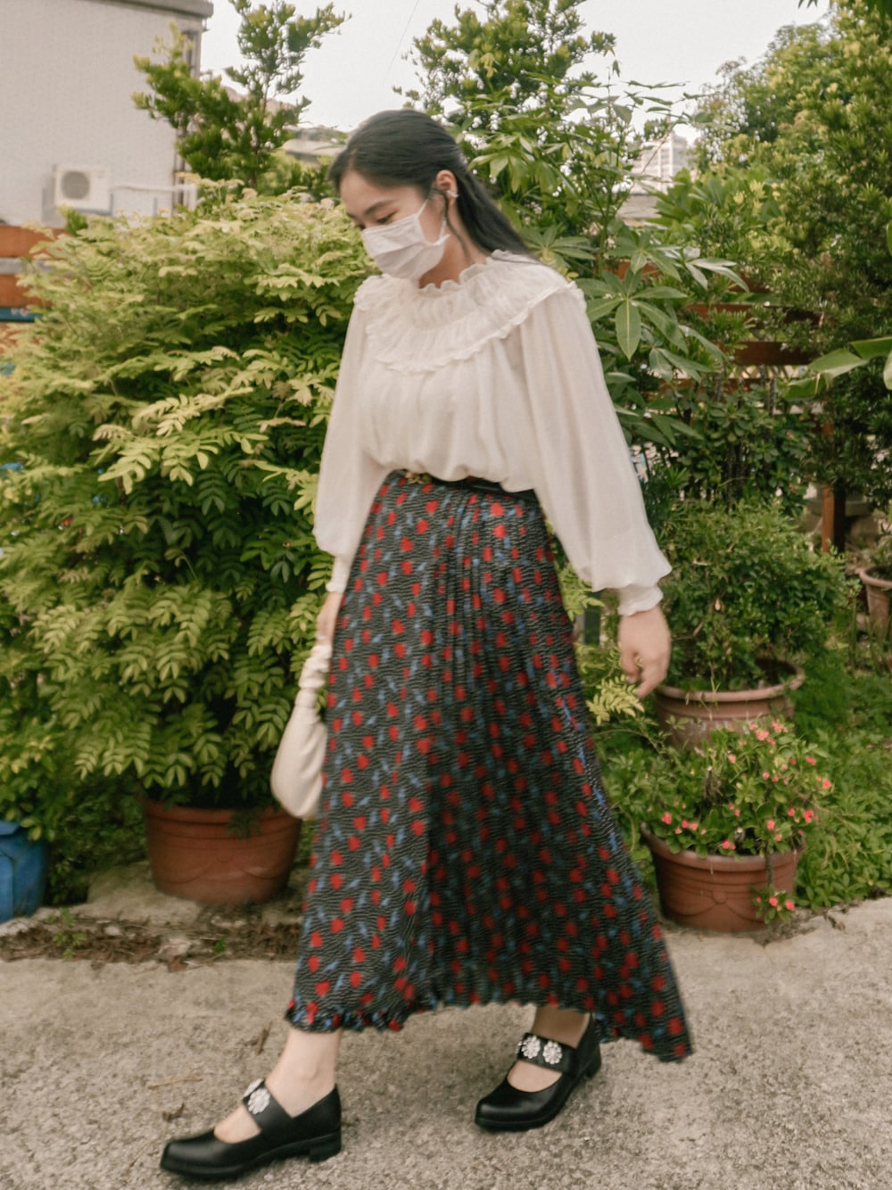 「貳咿穿衣、GUコーデ、スカート、ootd、日常、女の子コーデ、復古、花柄スカート、花柄、穿搭、Tokyo bopper、JWPEI、夏コーデ、台湾、今日のコーデ」｜「1STATEのアイテム（トップス、ホワイト系）」を使った、21貳咿@hsuan. jpgさん（レディース・160cm）の秋コーディネートの1枚目の写真