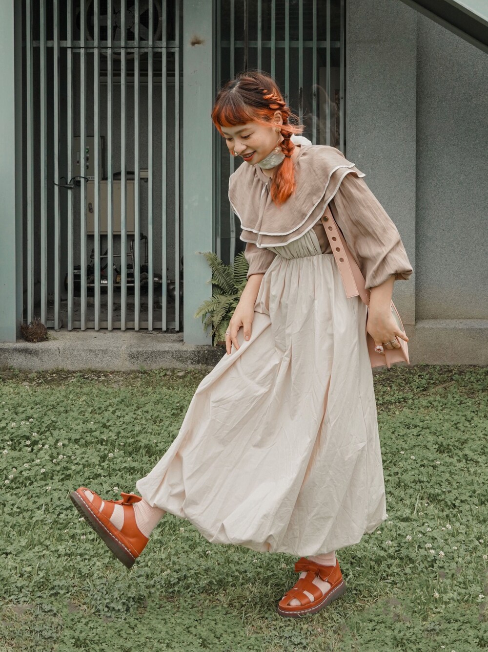 「貳咿穿衣、穿搭、no.11、Dr.Martens、CHARLES＆KEITH、日系、夏コーデ、데일리룩、サンダル、Discoat、160㎝、大人カジュアル、洋裝、女の子コーデ、今日のコーデ」｜「DISCOATの配色パイピングラッフル衿ブラウス（シャツ/ブラウス、ブラウン系）」を使った、21貳咿@hsuan. jpgさん（レディース・160cm）の夏コーディネートの1枚目の写真