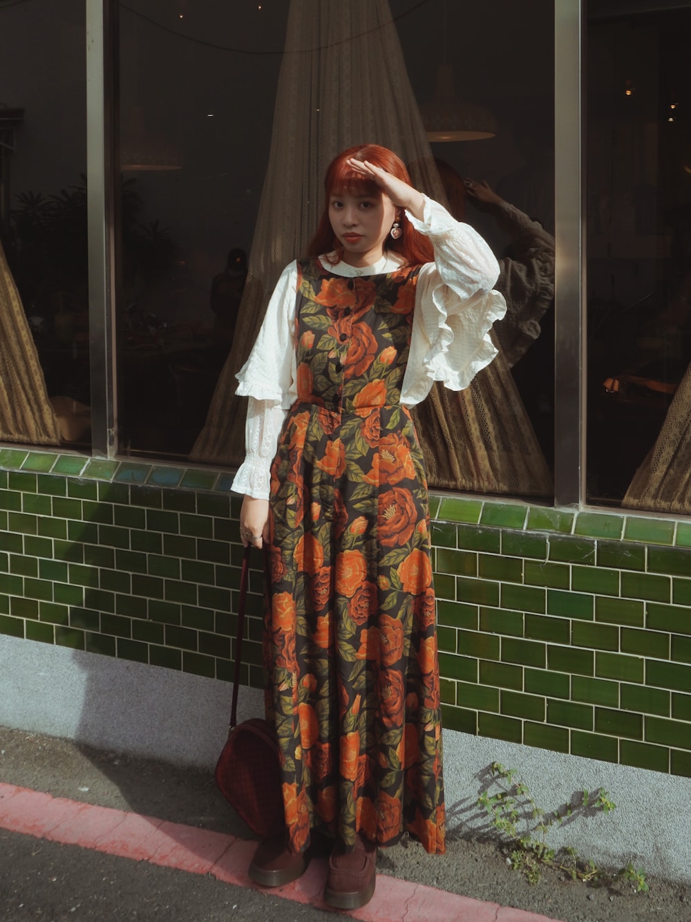 「貳咿穿衣、Tnewties、vintage、復古、日系、今日のコーデ、冬コーデ、秋冬コーデ、花柄、花柄ワンピース、花柄パンツ、オレンジ、オレンジコーデ、レトロ、穿搭」｜「20s_tnewtiesのアイテム（オールインワン・サロペット、ブラウン系）」を使った、21貳咿@hsuan. jpgさん（レディース・160cm）の冬コーディネートの1枚目の写真