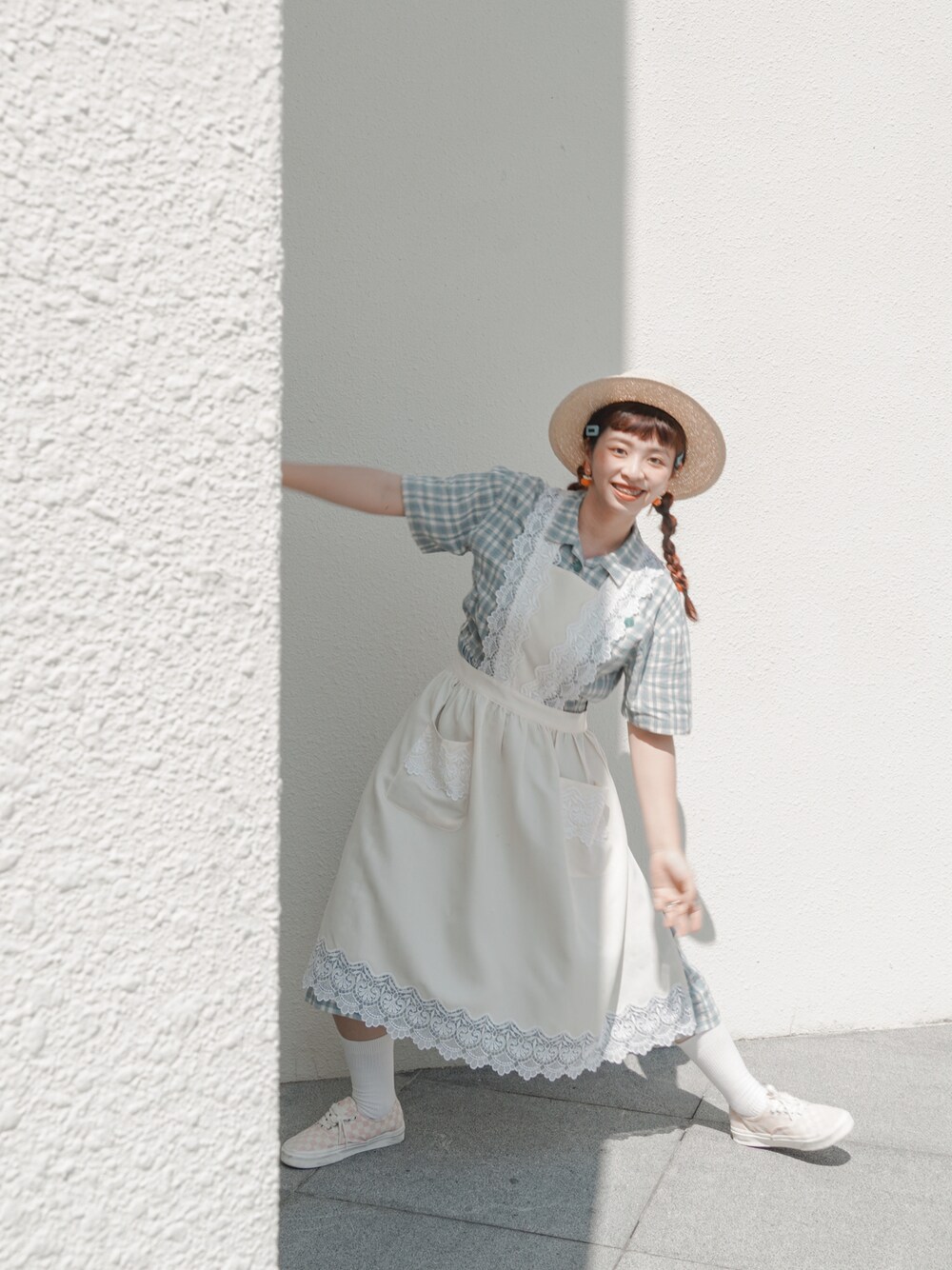 「貳咿穿衣、秋冬コーデ、ootd、大人かわいい、おしゃれさんと繋がりたい、古着MIX、古着コーデ、古着女子、古着好きな人と繋がりたい、VANS、秋コーデ、エプロン、ワンピース、洋裝、復古」｜「AFA Vintageのアイテム（ワンピース/ドレス、ブルー系）」を使った、21貳咿@hsuan. jpgさん（レディース・160cm）の秋コーディネートの1枚目の写真