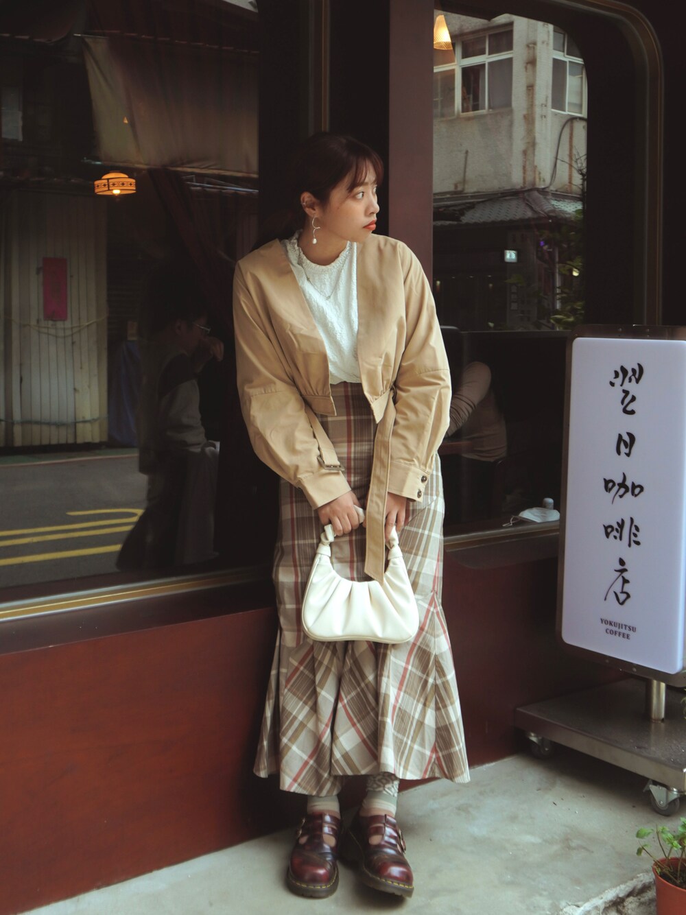 「貳咿穿衣、復古、日系、URBAN RESEARCH、JWPEI、Dr.Martens、牛仔褲、おしゃれさんと繋がりたい、女人味、穿搭、今日のコーデ、春コーデ、春夏コーデ、春服、街頭穿搭」｜「JW PEIのアイテム（トートバッグ、ホワイト系）」を使った、21貳咿@hsuan. jpgさん（レディース・160cm）の冬コーディネートの1枚目の写真