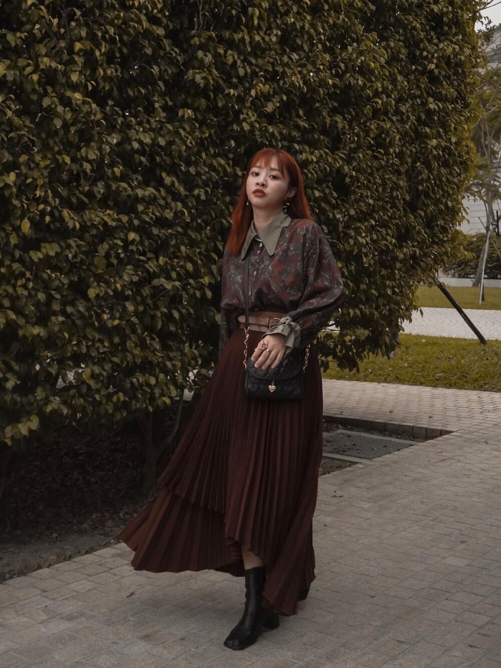 「貳咿穿衣、百褶裙、冬コーデ、moussy、復古、日系、日常、今日のコーデ、靴、旅行コーデ、花柄、赤コーデ、冬季穿搭、秋冬コーデ、休日コーデ」｜「MOUSSYのASYMMETRY PLEATS スカート（スカート、ブラウン系）」を使った、21貳咿@hsuan. jpgさん（レディース・160cm）の冬コーディネートの1枚目の写真