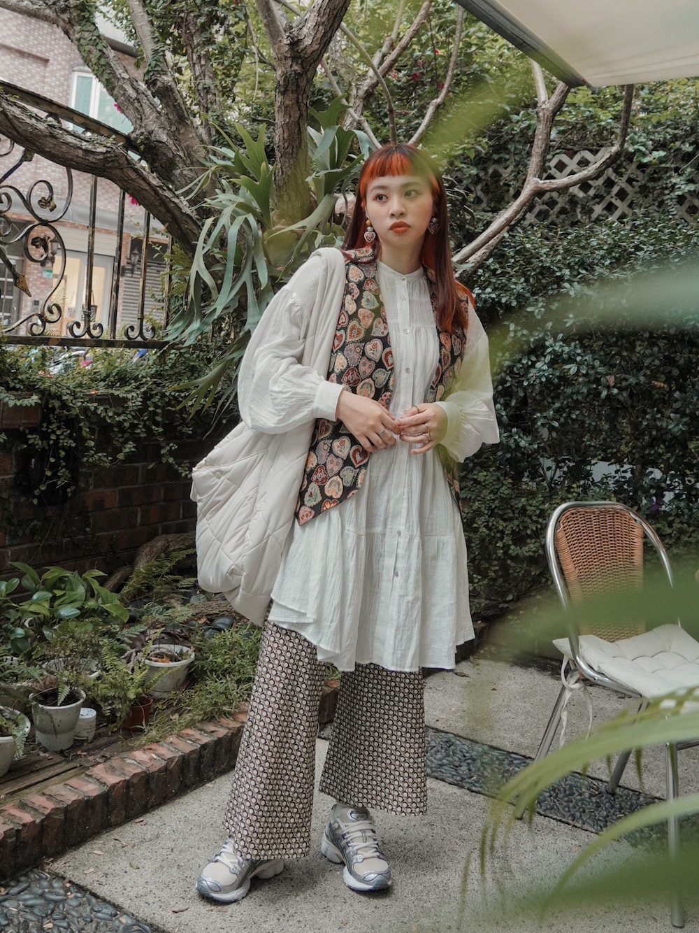 「貳咿穿衣、Ungrid、Meier.Q、asics、大人カジュアル、古着MIX、春夏コーデ、今日のコーデ、ootd、穿搭、花柄、復古、古着好きな人と繋がりたい、日系、球鞋」｜「Ungridの【WEB限定】ティアードミニワンピース（ワンピース、ホワイト系）」を使った、21貳咿@hsuan. jpgさん（レディース・160cm）の春コーディネートの1枚目の写真