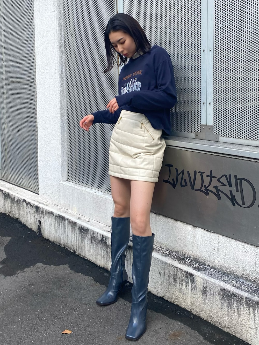 「秋冬コーデ、REDYAZEL(REDYAZEL)、キルティング、Tシャツ、ロングブーツ」｜「REDYAZELのスクエアトゥロングブーツ（ブーツ、ブルー系）」を使った、MIOさん（レディース・163cm）の冬コーディネートの1枚目の写真
