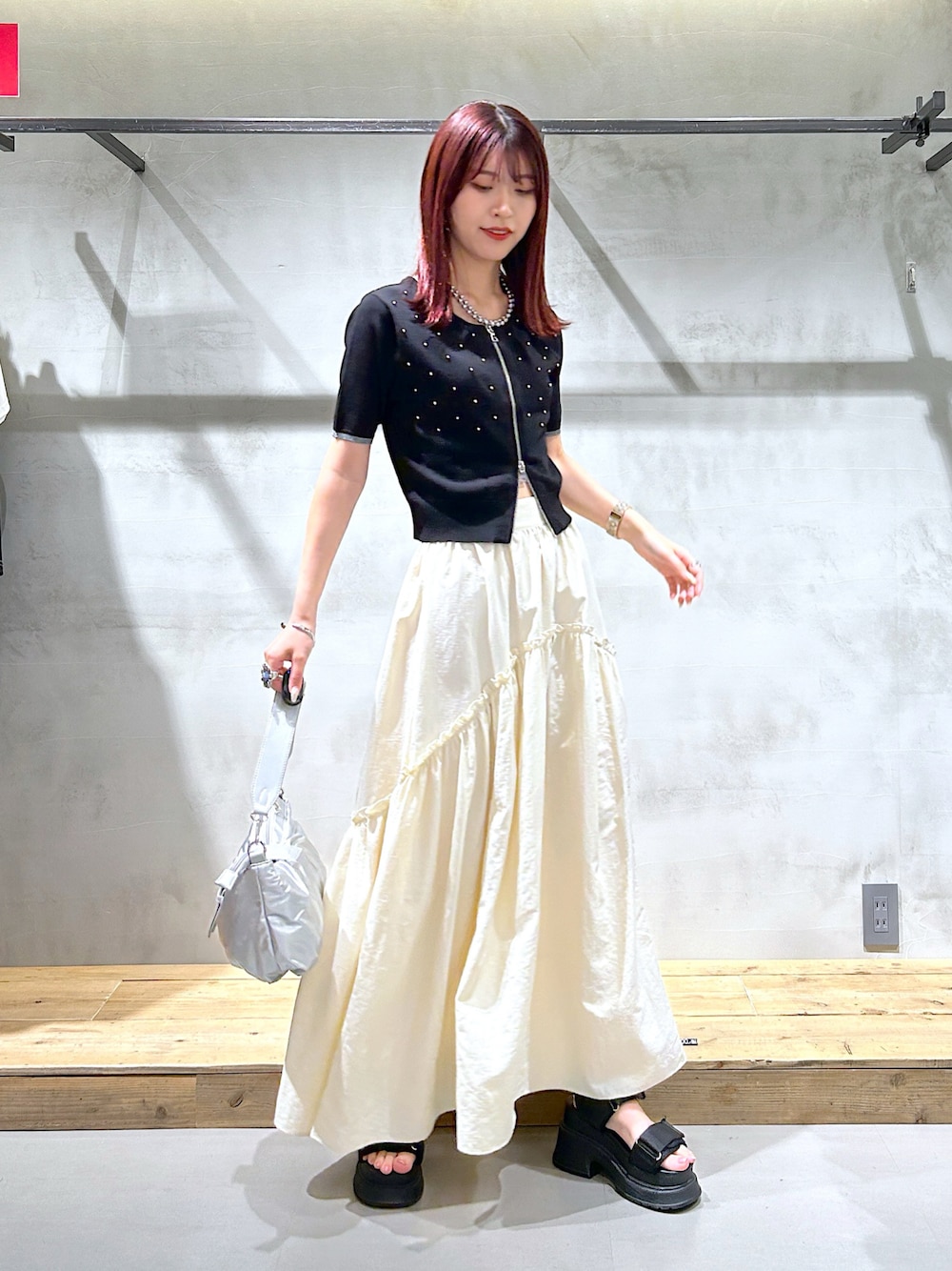 「大人ガーリー、モノトーン、ボリュームスカート、ギャザースカート、ダブルジップ、トップス、厚底サンダル、シルバーバッグ、夏コーデ、デートコーデ」｜「PAGEBOYの<高畠百加着用アイテム>メタルピンZIPトップス（ニット/セーター、ブラック系）」を使った、ゆきほさん（骨格ナチュラル・レディース・159cm）の夏コーディネートの1枚目の写真