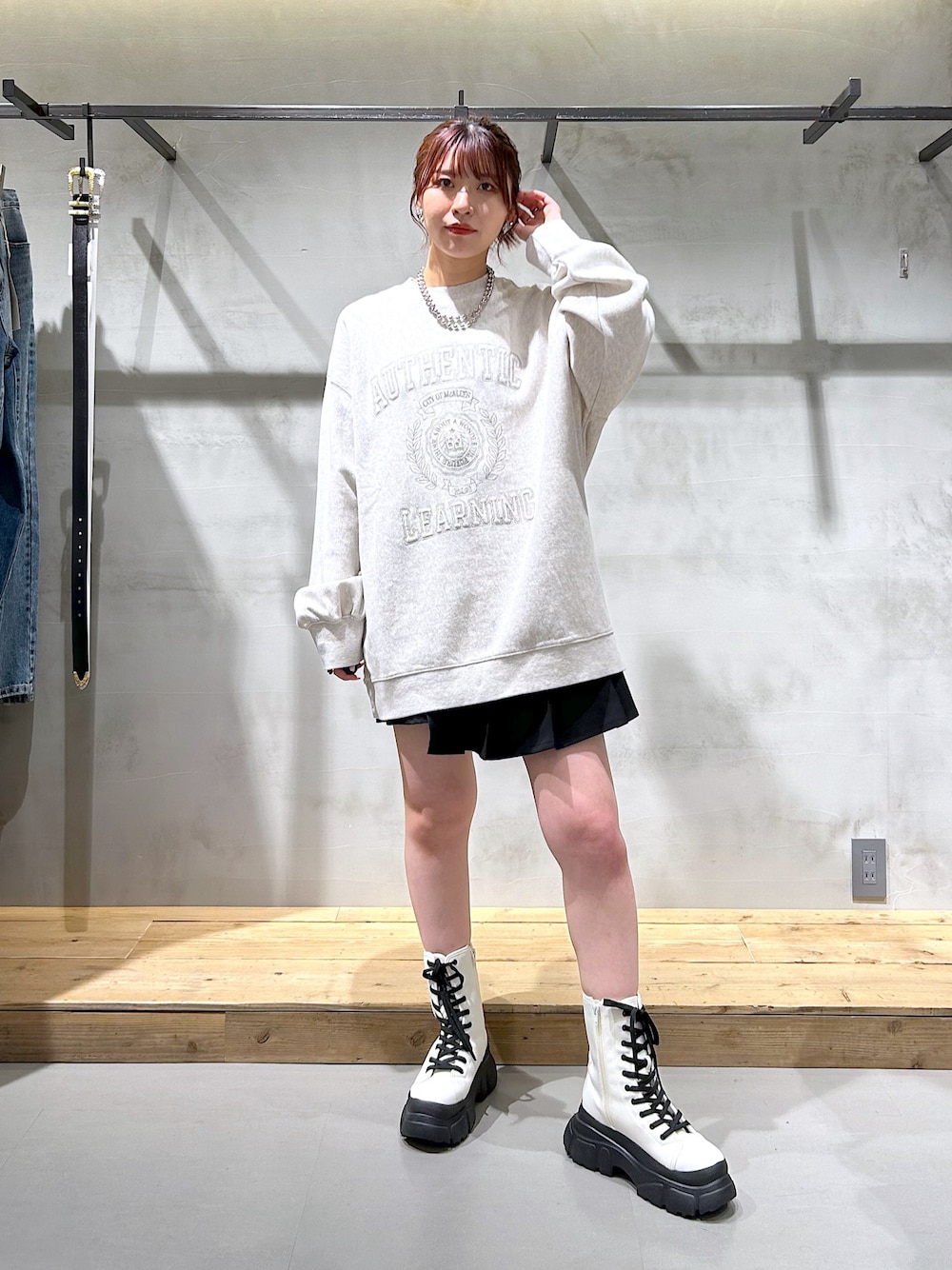 「ウラケ、スウェット、カレッジスウェット、カレッジロゴ、ショートパンツ、プリーツパンツ、ショートブーツ、カジュアル、ラフ、春服」｜「PAGEBOYのカレッジミニウラケBIGスウェット（スウェット、ベージュ系）」を使った、ゆきほさん（骨格ナチュラル・レディース・159cm）の春コーディネートの1枚目の写真