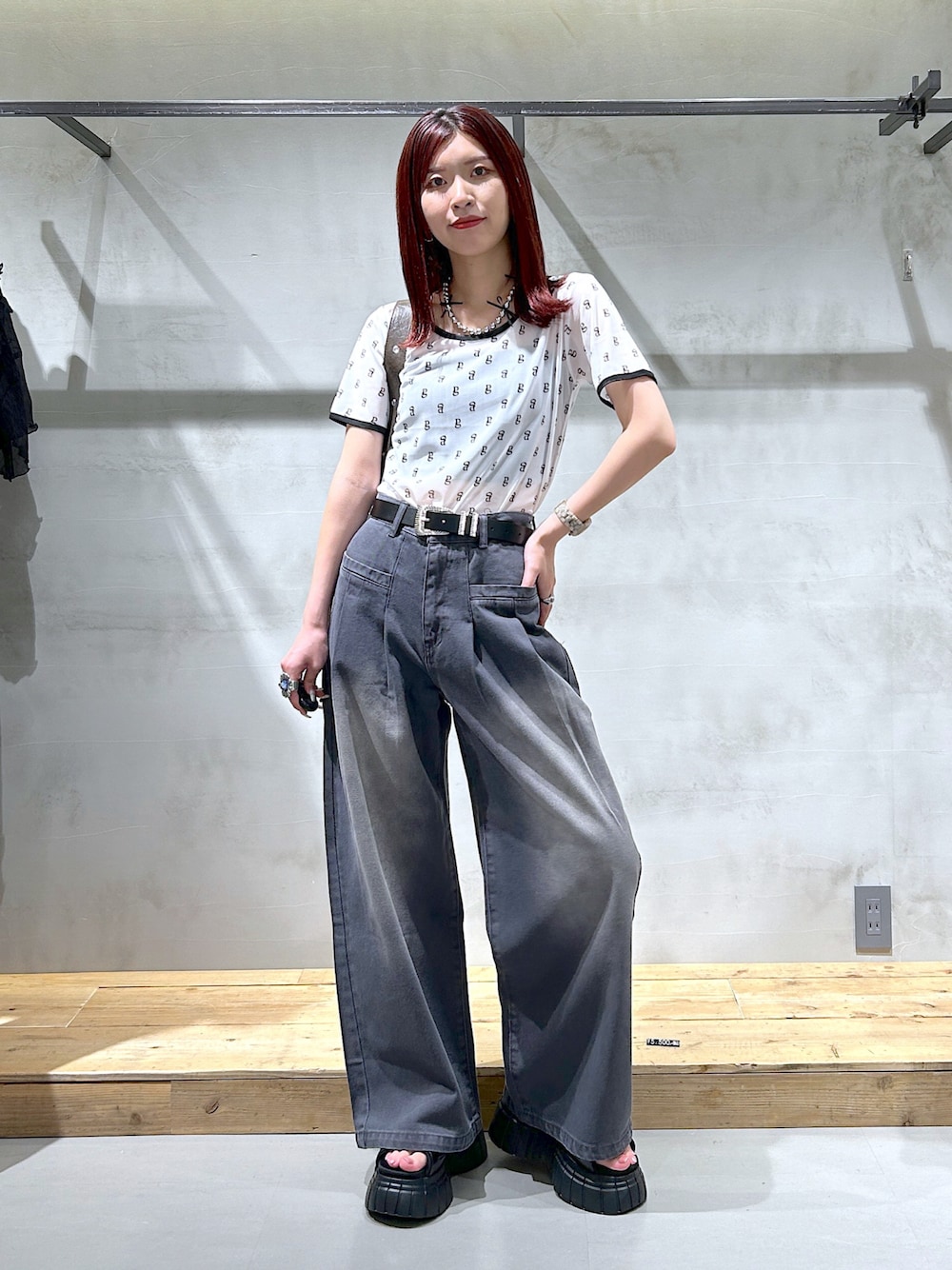 「モノグラム、シアートップス、Tシャツ、カラーデニム、カラーパンツ、デニム、タックパンツ、ワイドデニム、ヴィンテージライク、厚底サンダル、ショルダーバッグ」｜「PAGEBOYの<高畠百加着用アイテム>モノグラムシアーT（Tシャツ/カットソー、ホワイト系）」を使った、ゆきほさん（骨格ナチュラル・レディース・159cm）の夏コーディネートの1枚目の写真